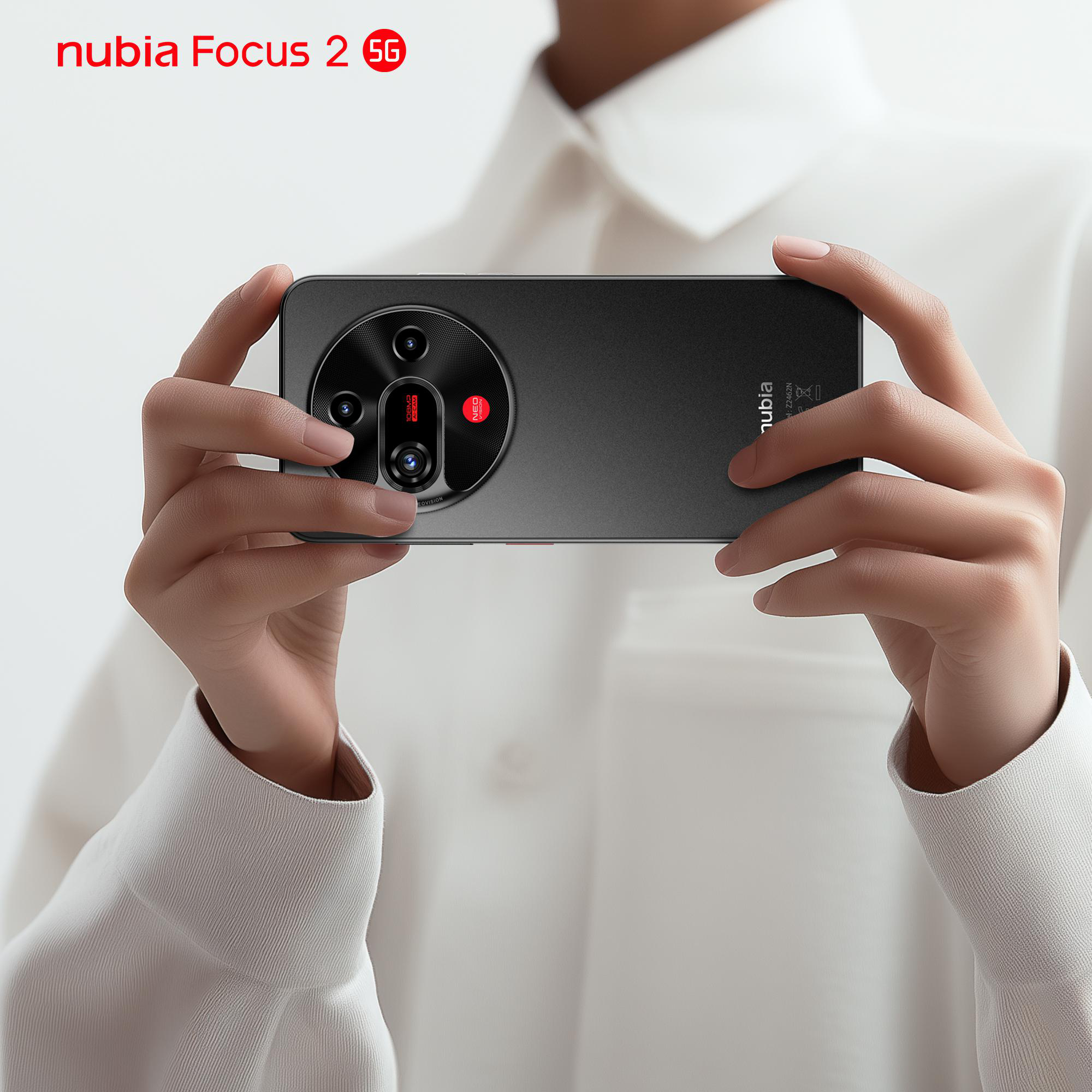 Eine Person hält ein schwarzes nubia Focus 2 5G-Telefon. Das Telefon hat ein großes Kameramodul. Der Hintergrund ist weiß.