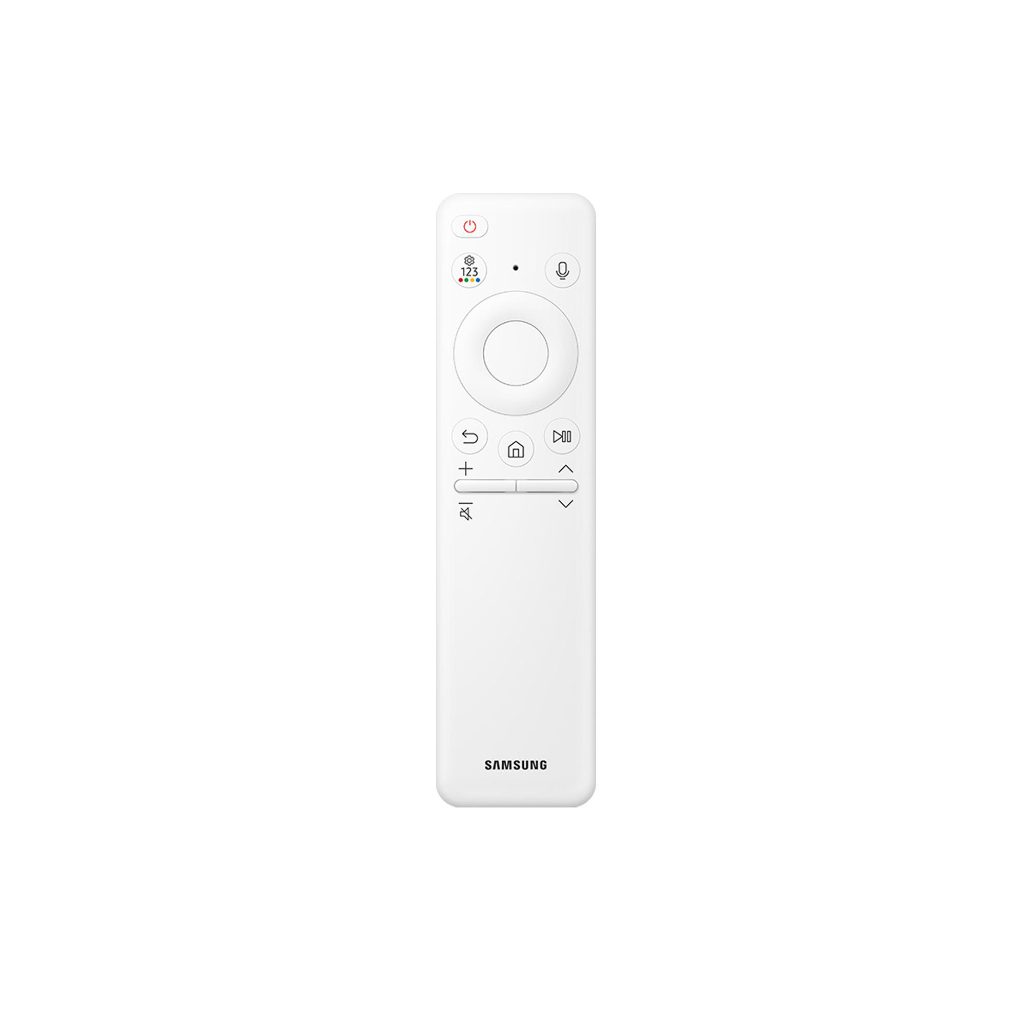 Eine weiße Samsung-Fernbedienung wird gezeigt. Sie hat verschiedene Tasten, darunter Ein/Aus, ein Mikrofon und einen runden Regler.