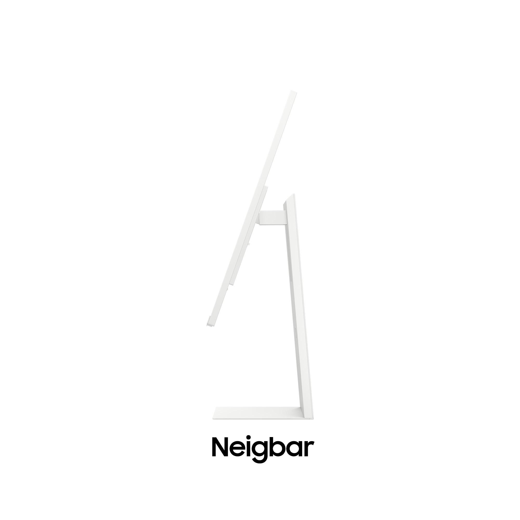 Ein weißer Computermonitor mit der Aufschrift „Neigbar“ steht auf einer weißen Oberfläche vor weißem Hintergrund.