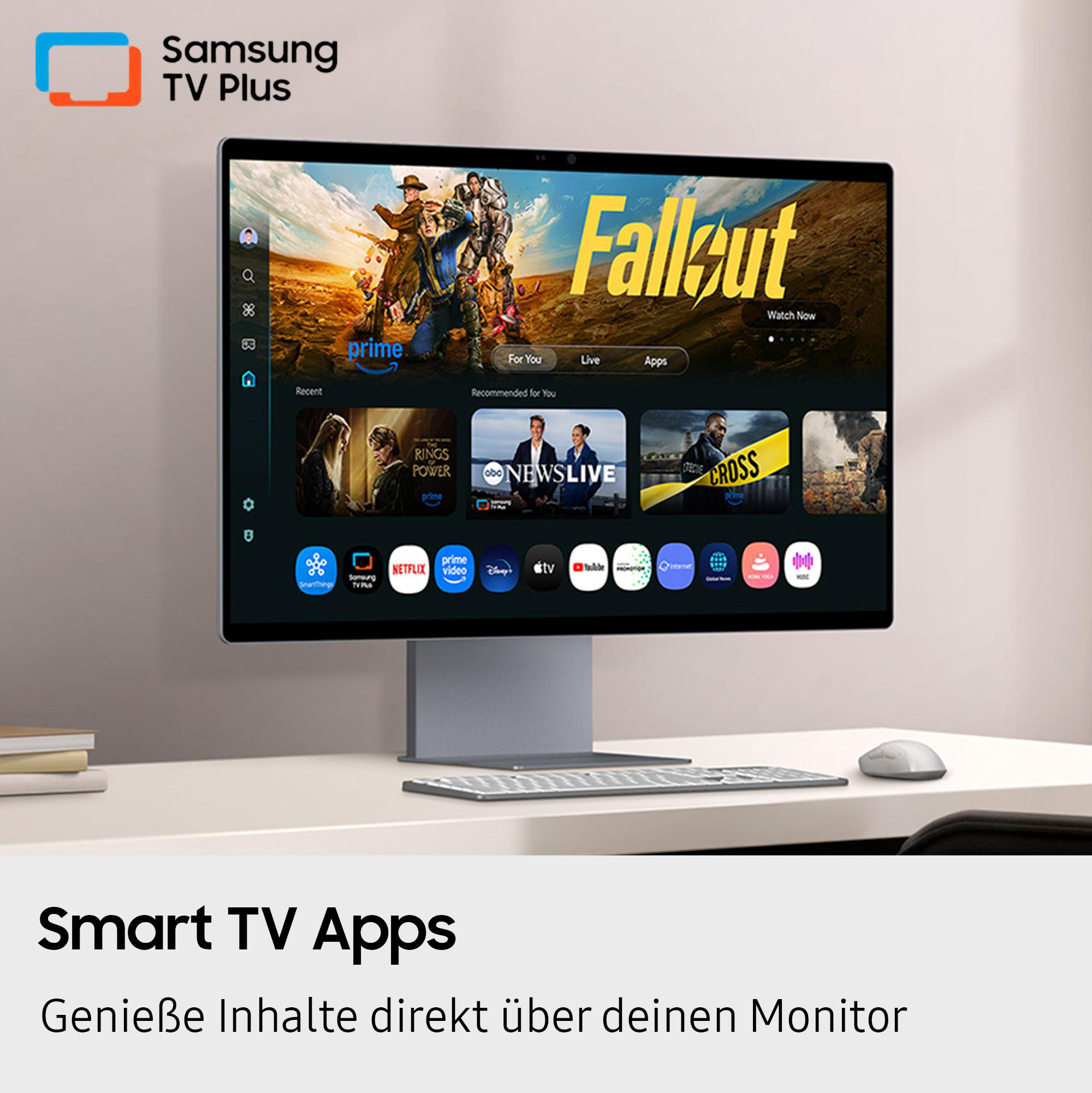 Ein Monitor zeigt 'Fallout' mit Apps an. Er hat eine Tastatur und Maus. Das Samsung TV Plus Logo befindet sich oben links.