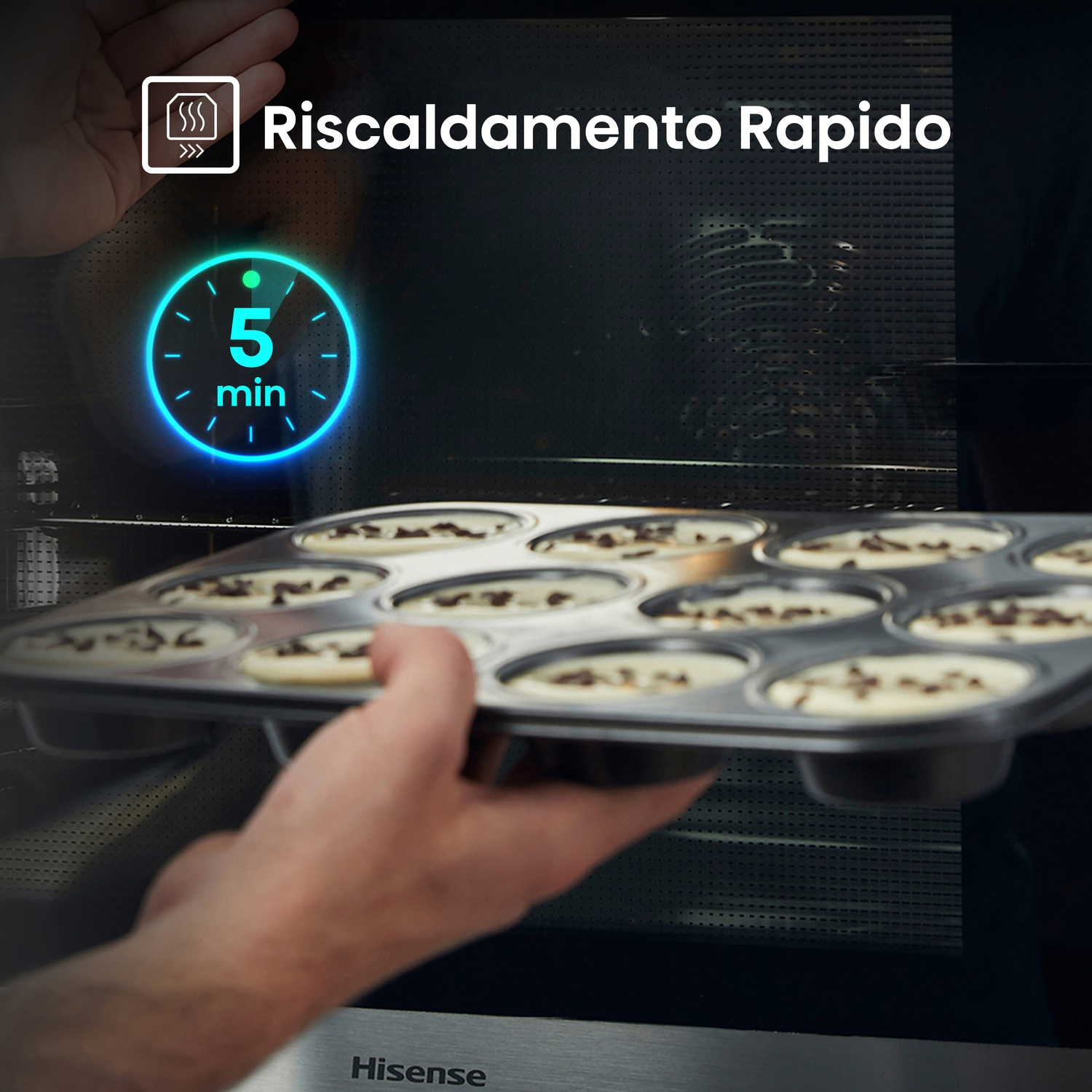 Mano che inserisce una teglia per muffin con pastella in un forno. Testo: 'Riscaldamento Rapido' e un timer di 5 minuti.