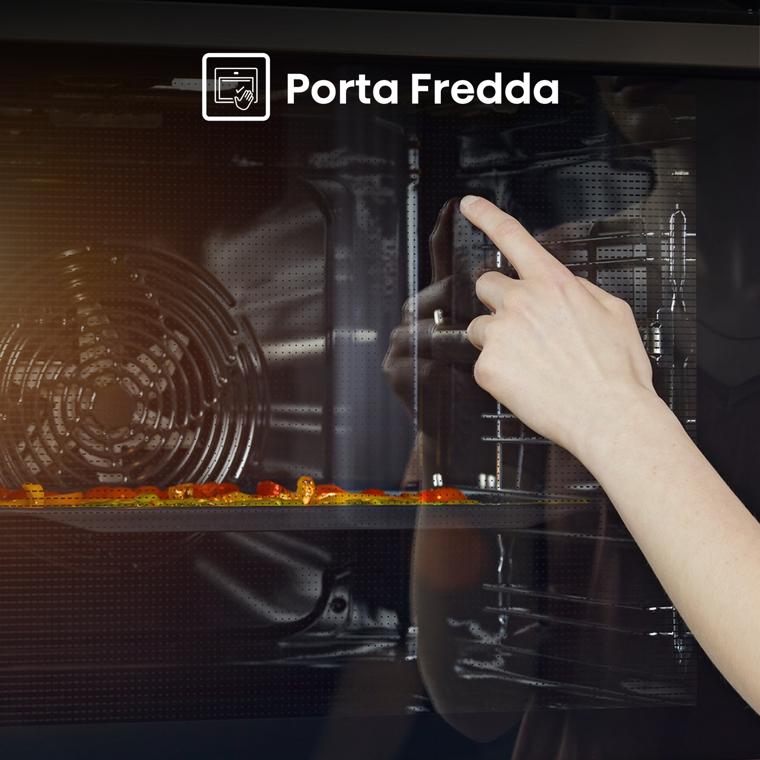 Una mano indica l'interno di un forno con cibo. La porta del forno è trasparente. Le parole 'Porta Fredda' sono visibili.