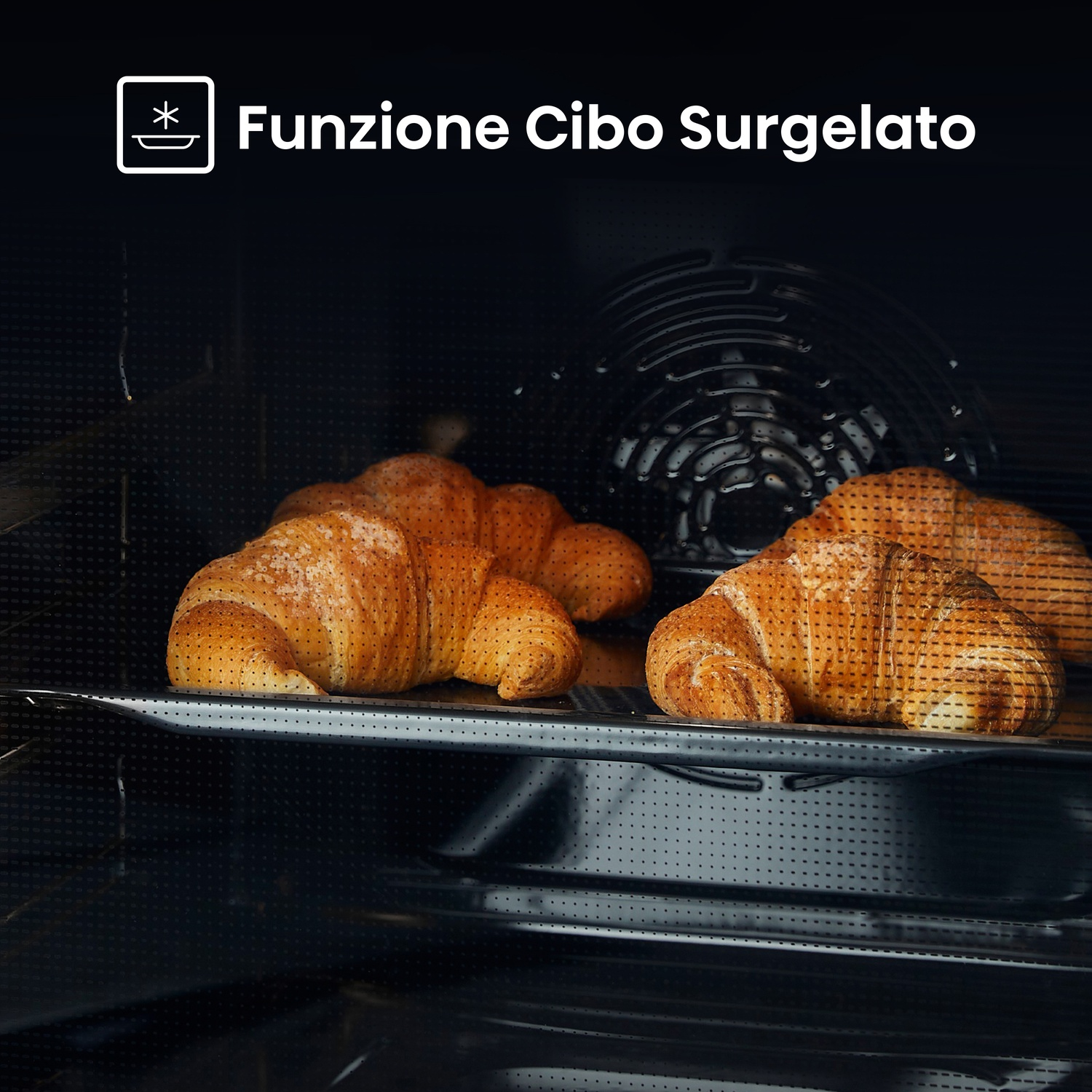 All'interno di un forno, tre croissant su un vassoio perforato. La porta del forno è aperta, con il testo 'Funzione Cibo Surgelato' sopra.