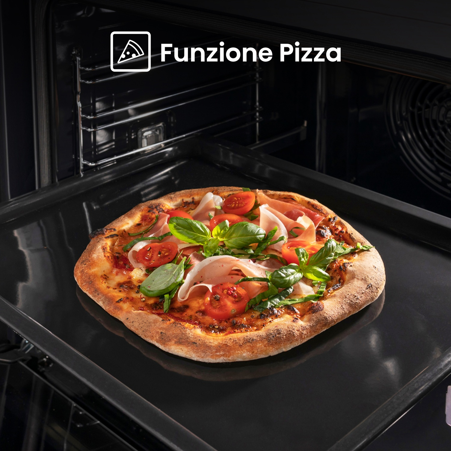 Una pizza con pomodori, basilico e prosciutto su teglia nera dentro forno aperto, con la scritta 'Funzione Pizza'.
