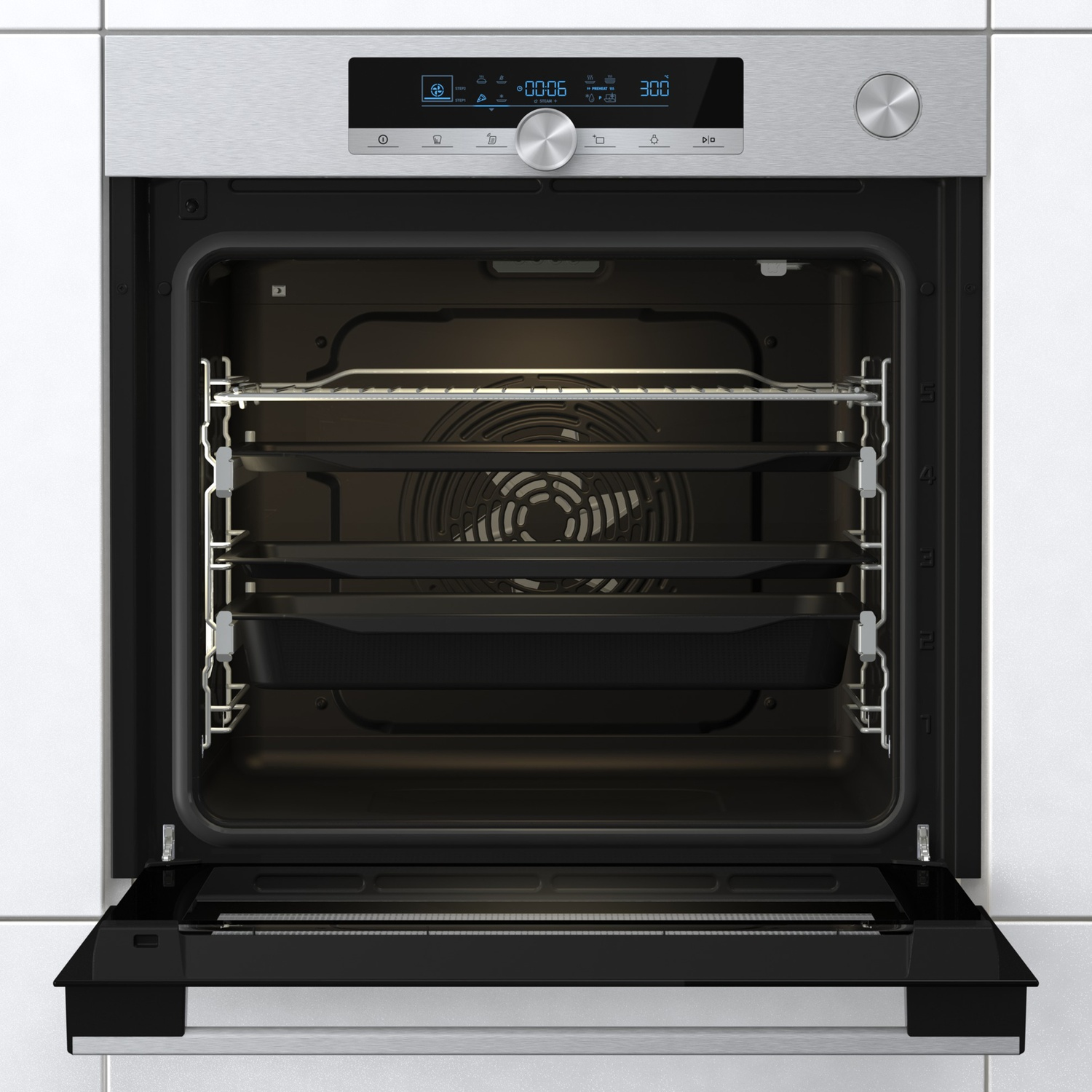 Forno aperto. Frontale in acciaio inox con display digitale. All'interno, griglie e vassoi visibili. Porta nera aperta.