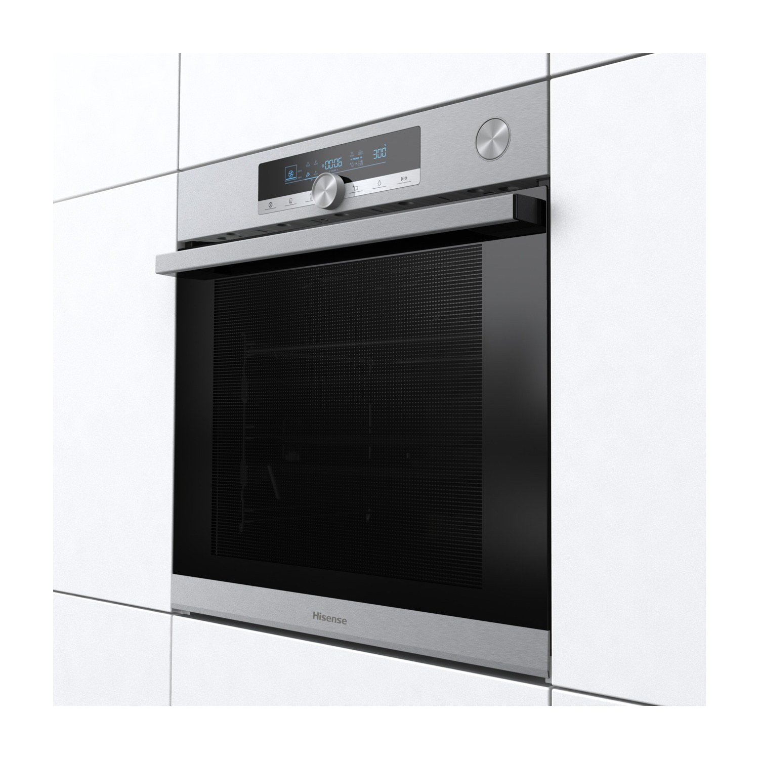 Un forno Hisense argentato è integrato in mobili bianchi. Ha una porta in vetro nero, un display digitale e una maniglia.