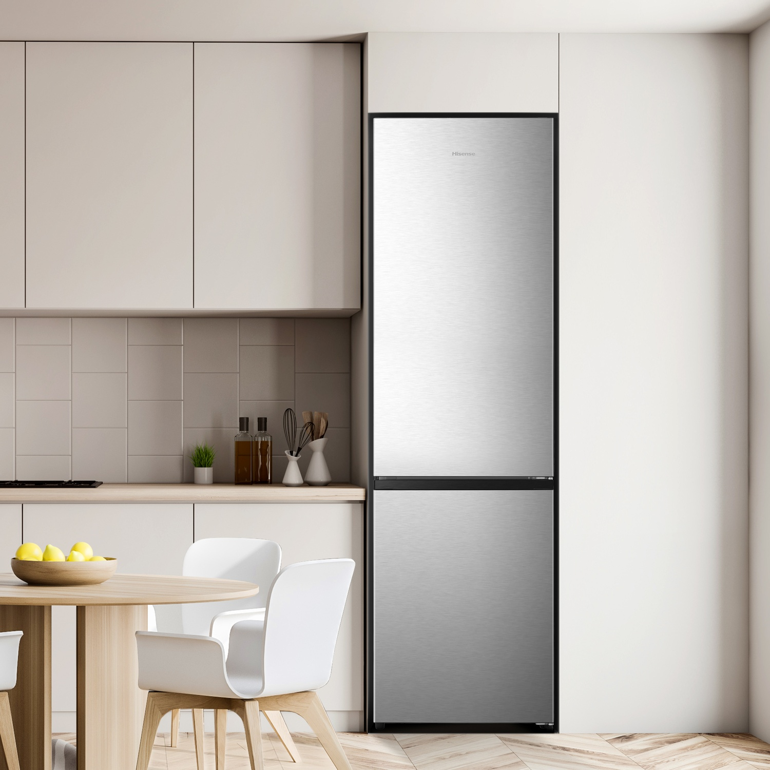 Una cucina moderna con frigorifero in acciaio inossidabile. Un tavolo di legno con sedie bianche è vicino, con limoni in una ciotola.