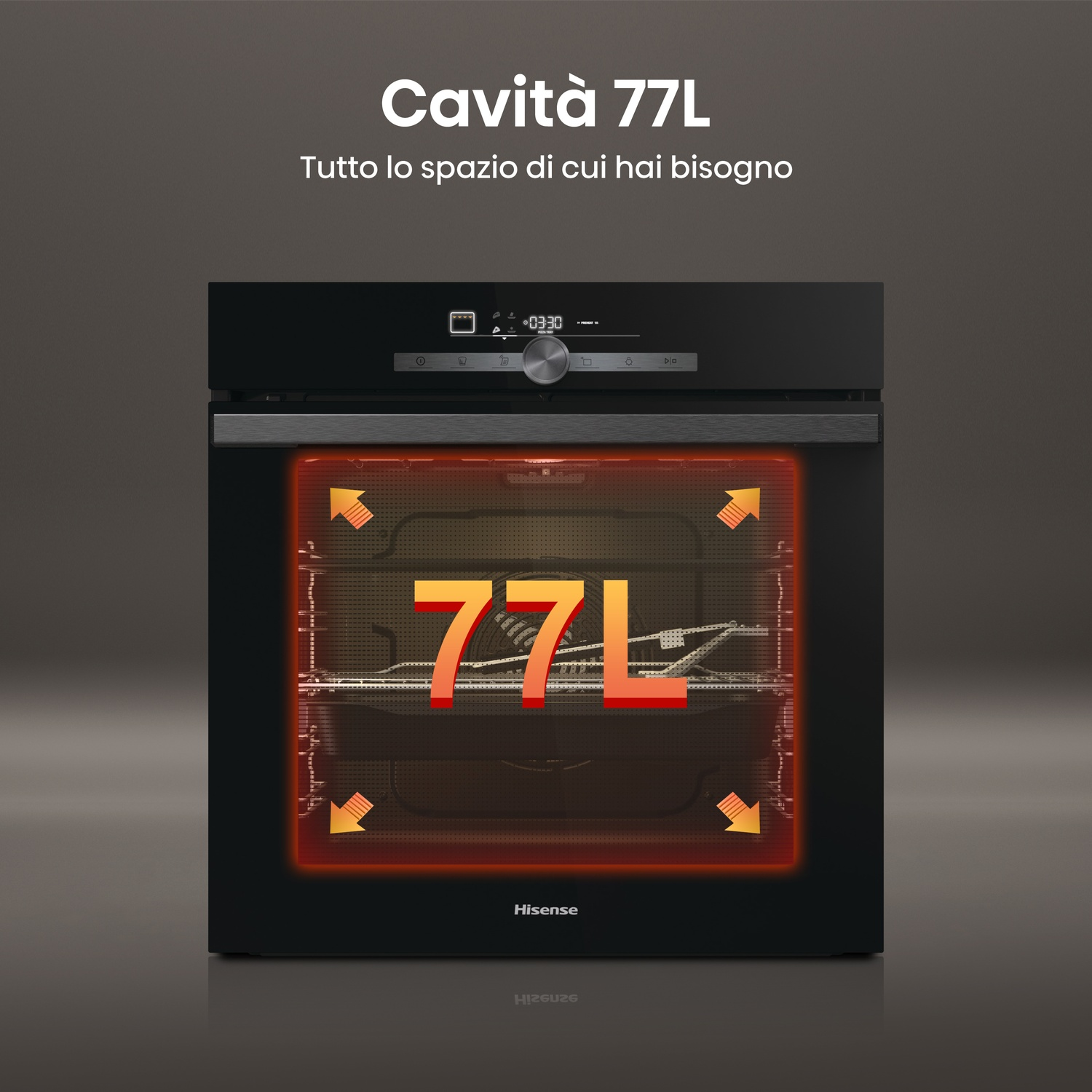 Forno nero con bagliore arancione e testo 77L. Il marchio Hisense è visibile. Il testo recita 'Cavità 77L' e 'Tutto lo spazio di cui hai bisogno'.