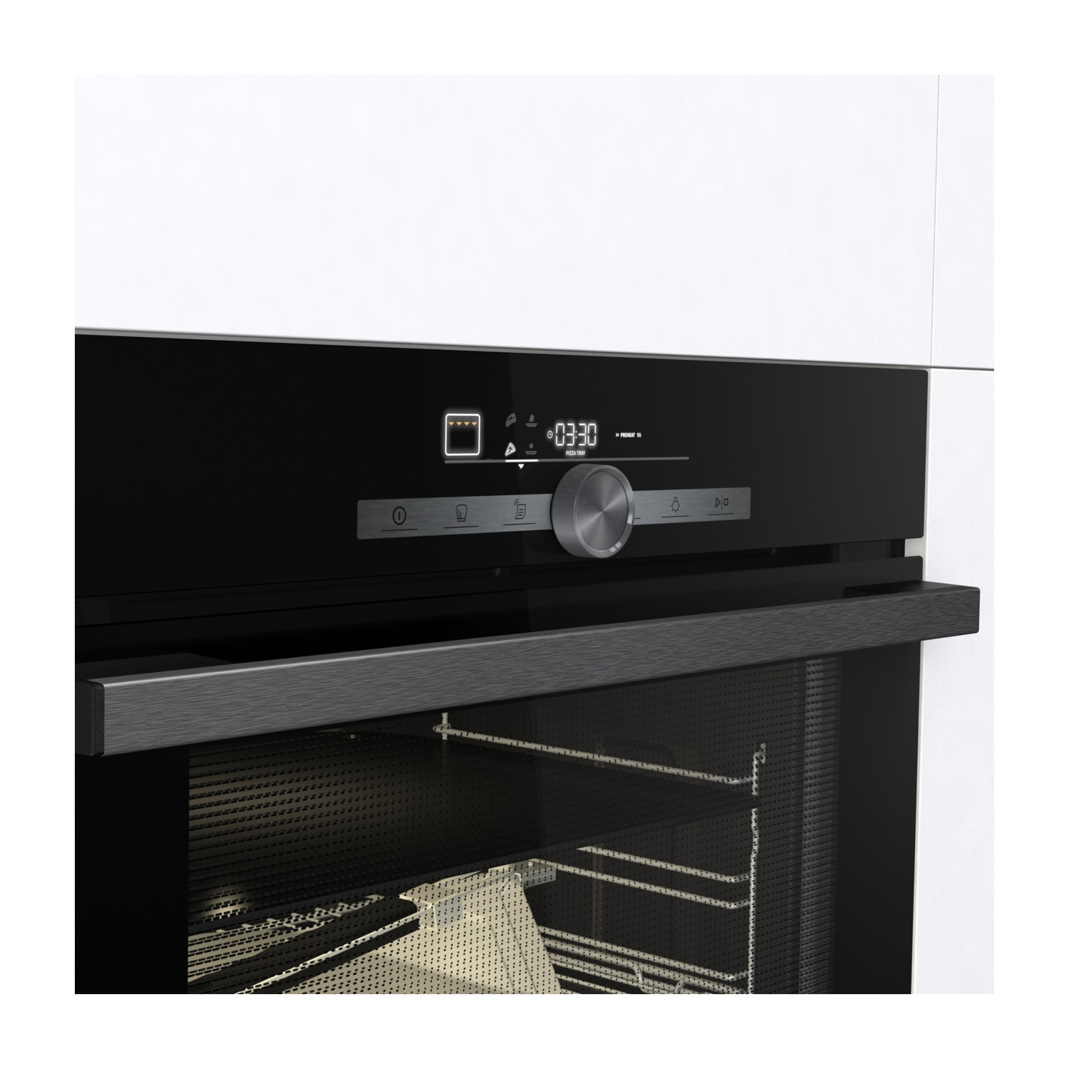 Forno nero con display digitale che mostra l'ora e le impostazioni. Sono visibili una maniglia metallica e una porta a vetri. Armadietti bianchi circondano.