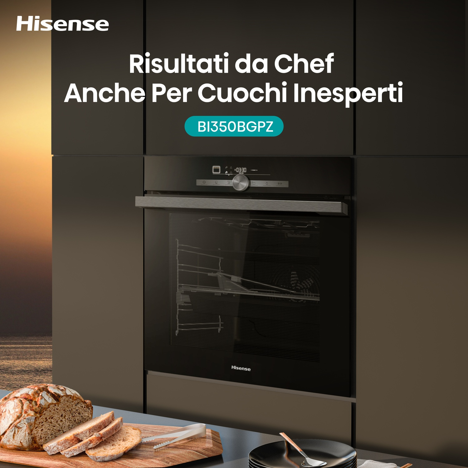 Un forno con testo in italiano, pane, piatti e pinze su un tavolo. Un logo Hisense è nell'angolo in basso a destra.