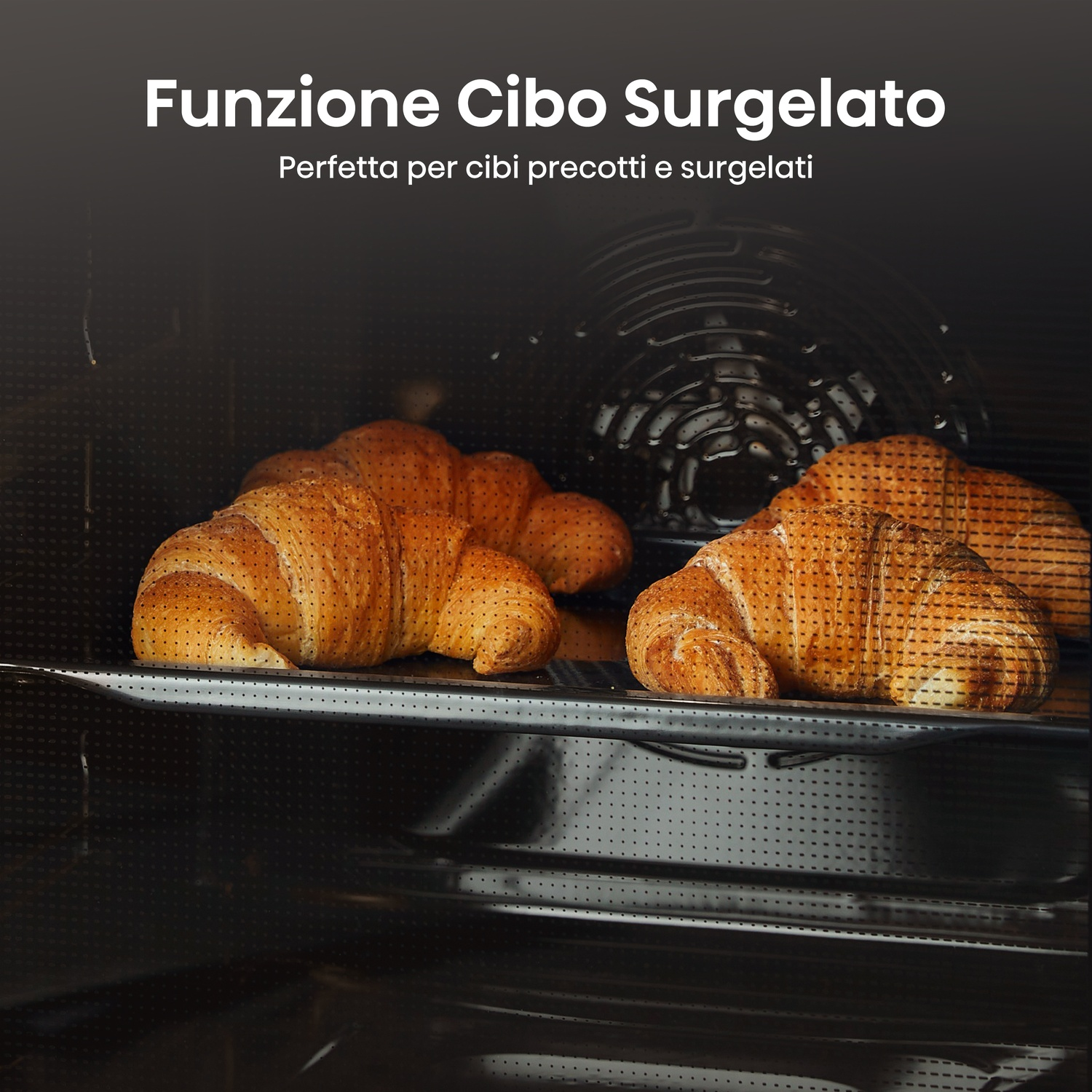 All'interno di un forno, tre croissant sono su una griglia. Il forno è scuro con testo in alto. I croissant sono dorati.