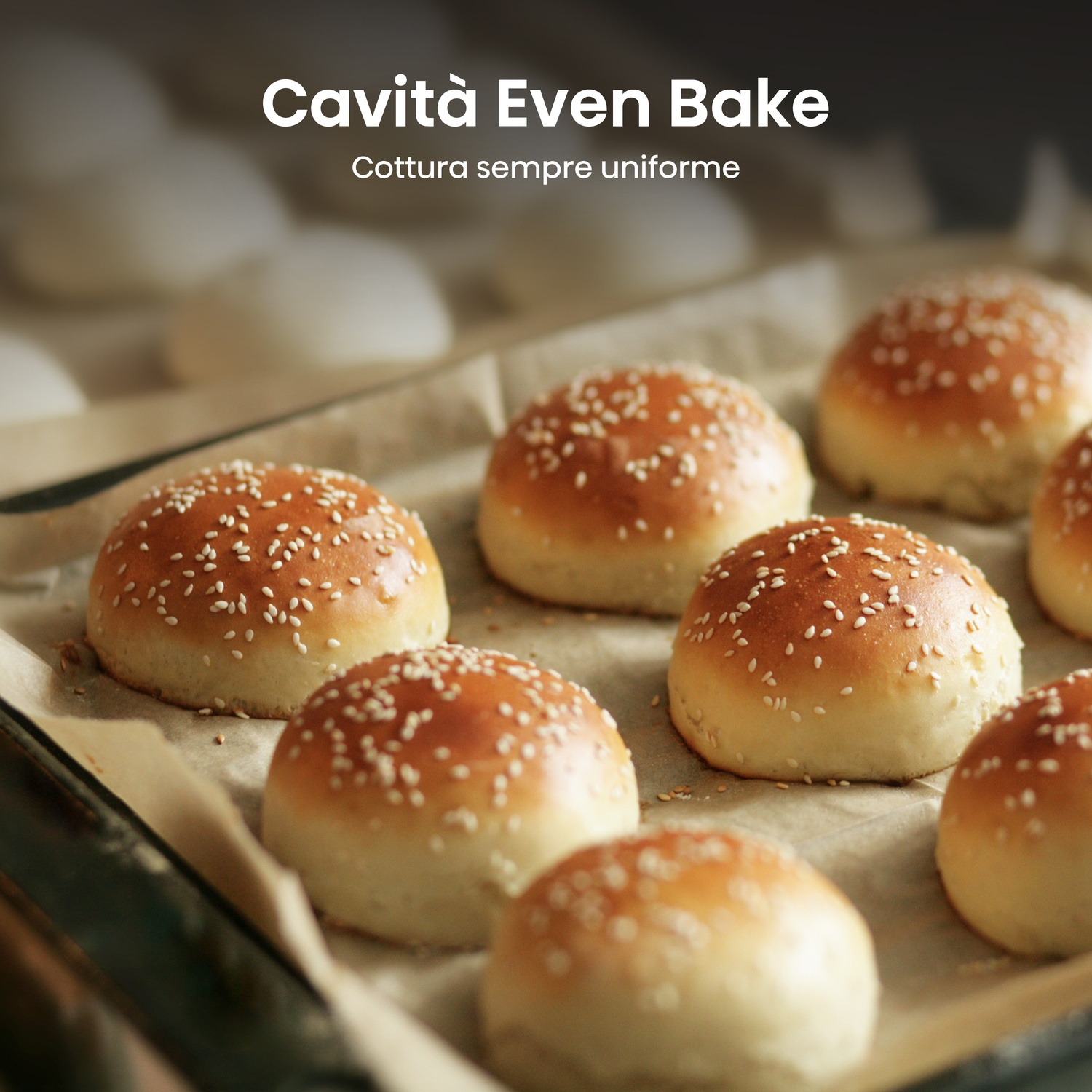 Panini al sesamo cotti in teglia. I panini sono dorati e cotti in modo uniforme. Il testo in alto dice 'Cavità Even Bake'.