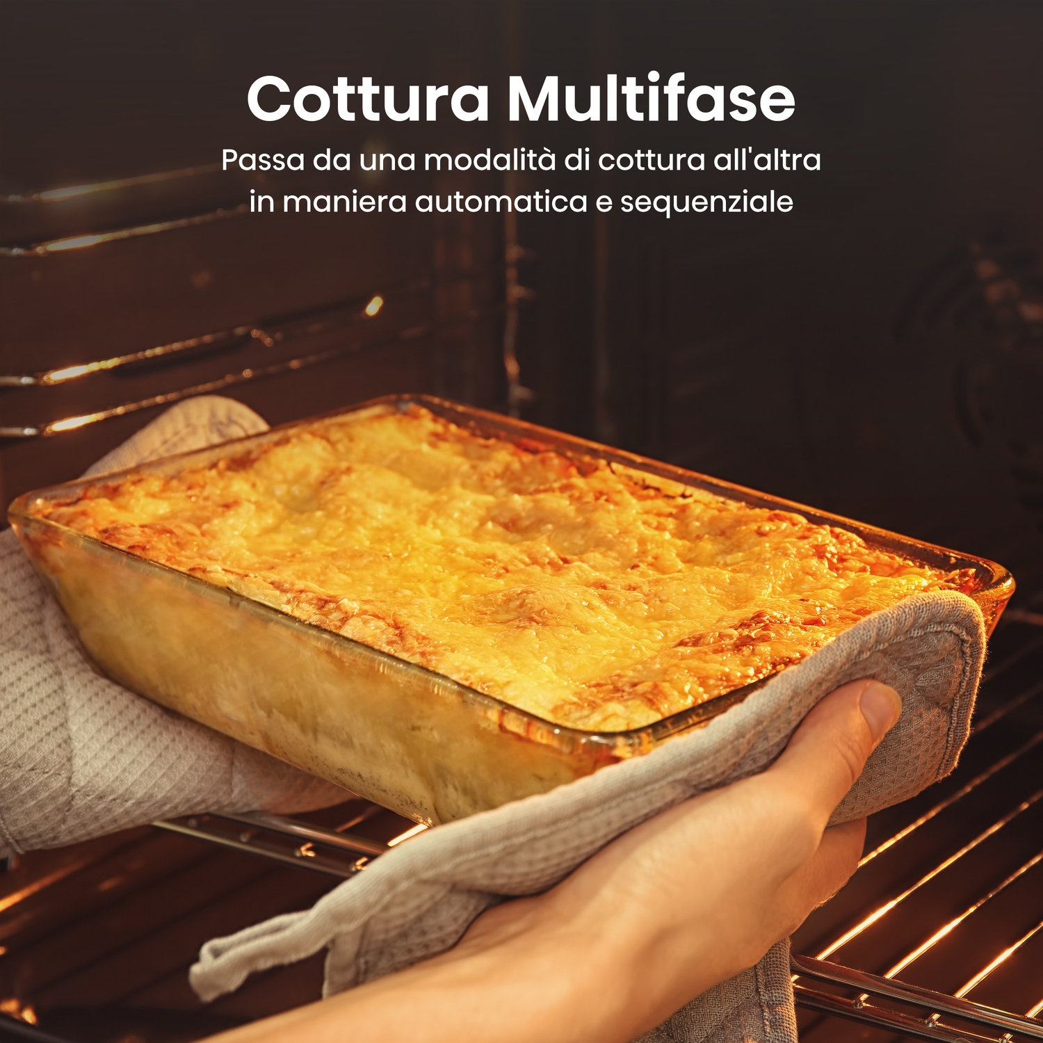 Una mano, con guanti da forno, estrae una lasagna cotta dal forno. La lasagna è in una pirofila di vetro, con una parte superiore dorata.