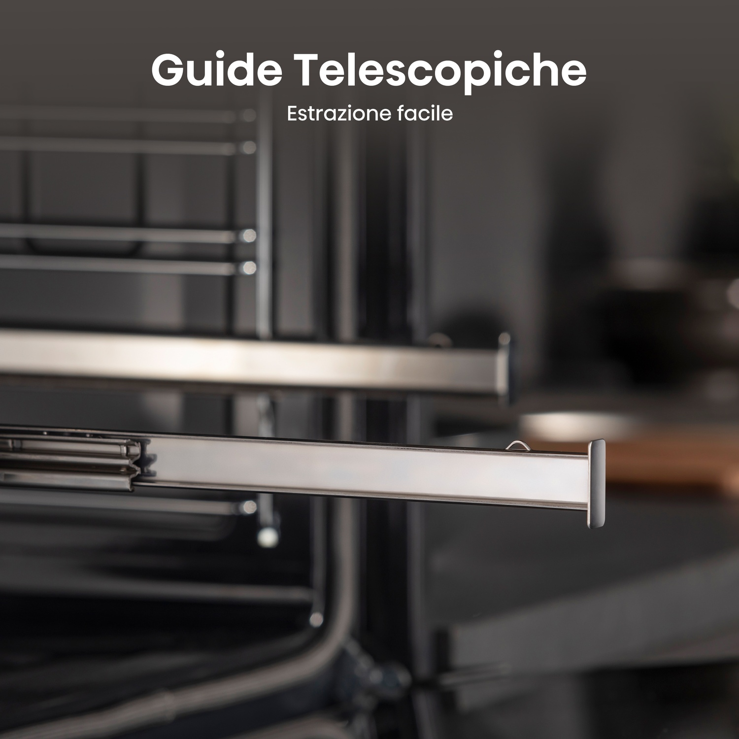Primo piano delle guide telescopiche del forno, acciaio cromato. Testo bianco: Guide telescopiche, facile estrazione.