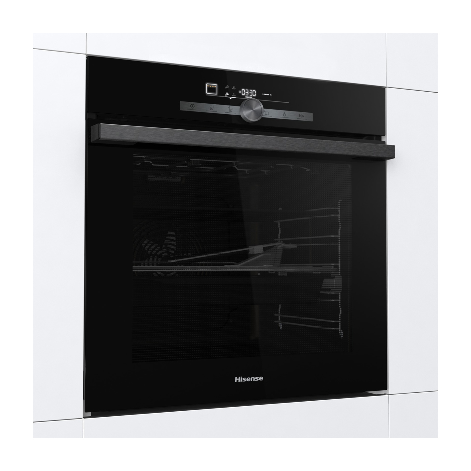 Un forno Hisense nero incassato in un mobile bianco. Ha un display digitale e pulsanti. La porta è in vetro.