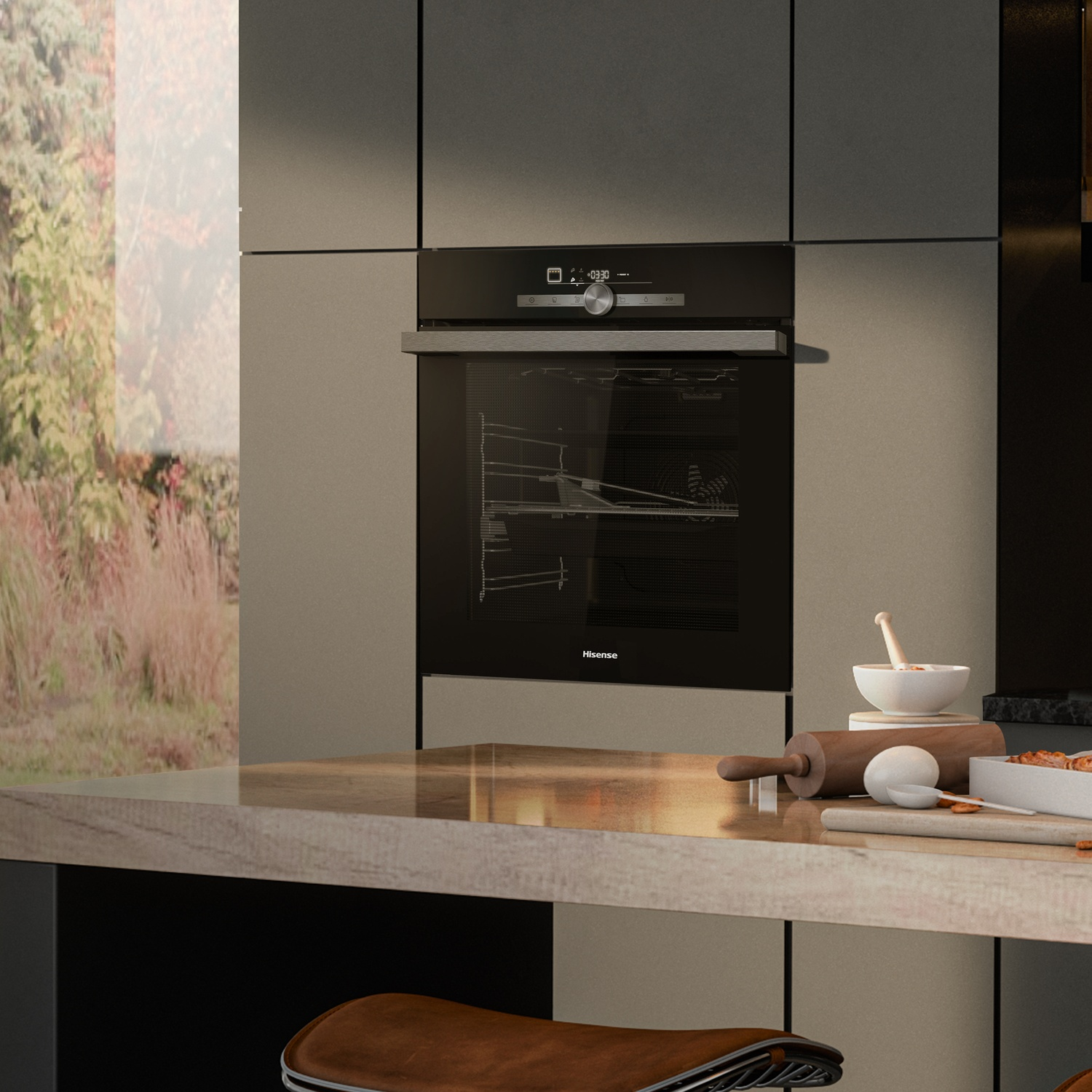 Scena di cucina con forno, bancone con utensili da cucina. Dietro il bancone c'è una finestra con una scena esterna sfocata.