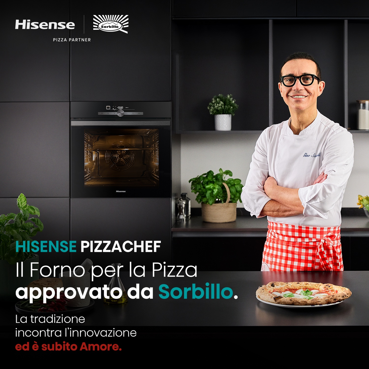 Uno chef in cucina con una pizza. Il forno è visibile. I loghi Hisense e Sorbillo sono sopra il testo.