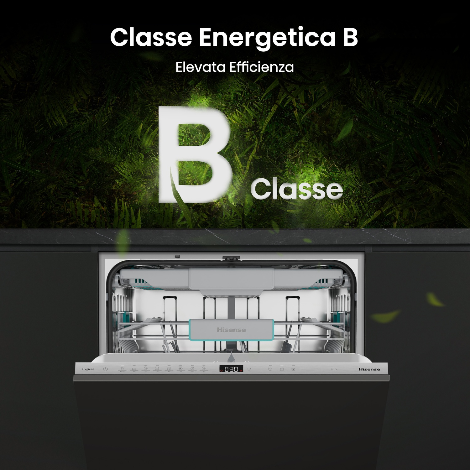Una lavastoviglie aperta con il marchio Hisense, che mostra un timer digitale. Sopra, un cartello 'Classe Energetica B' è visibile.