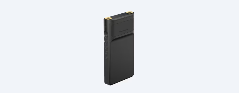 Ein schwarzer, rechteckiger Audioplayer mit goldenen Akzenten. Er hat Knöpfe an der Seite und steht vor weißem Hintergrund.