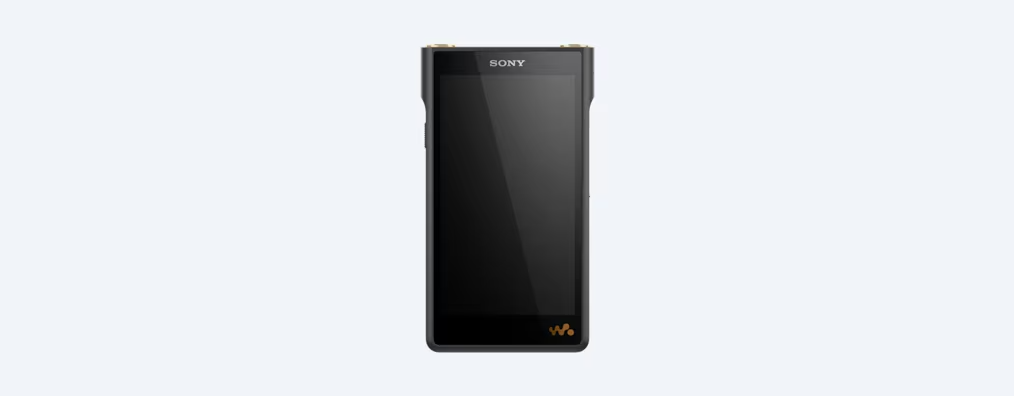 Schwarzer digitaler Sony-Audioplayer. Der Bildschirm ist dunkel, unten befindet sich ein goldenes Logo. Der Hintergrund ist weiß.