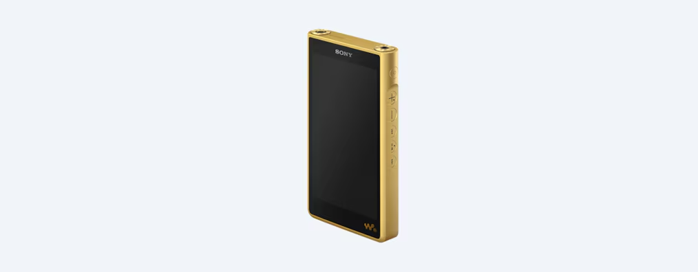 Ein goldener digitaler Audioplayer von Sony vor hellem Hintergrund. Er hat einen schwarzen Bildschirm und seitliche Bedientasten.