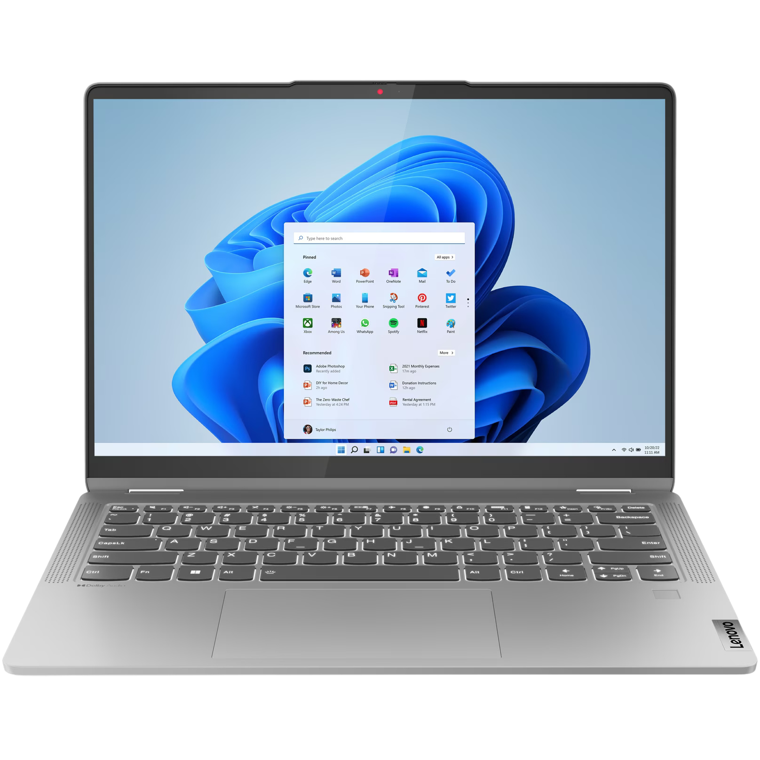 Een zilveren Lenovo laptop is open en toont het Windows 11 startscherm. Het scherm toont app-iconen en het toetsenbord is zichtbaar.