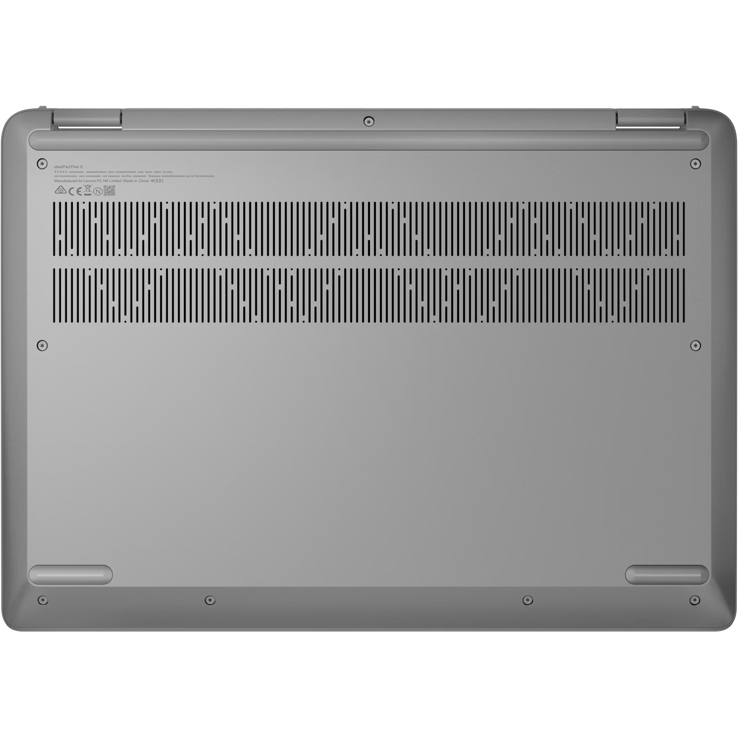 De onderkant van een grijze laptop. Het heeft ventilatiesleuven, schroeven en een label met tekst.