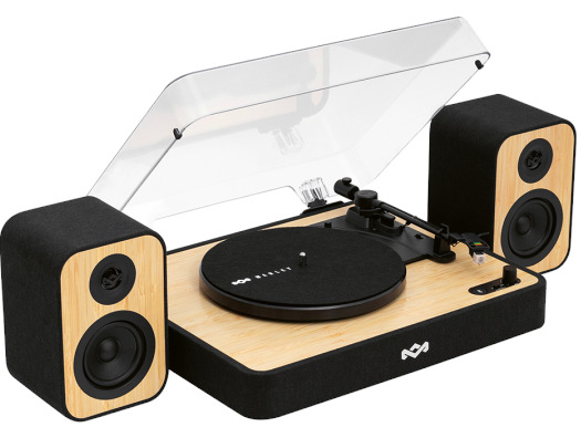 Gramofon z dwoma głośnikami. Odtwarzacz ma czarną podstawę i drewniany blat. Głośniki są czarne i drewniane.