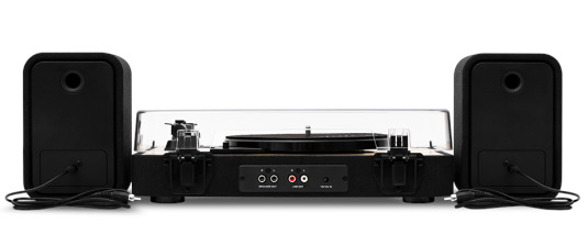 Czarny gramofon z dwoma czarnymi głośnikami. Kable łączą głośniki z gramofonem. Tło jest białe.