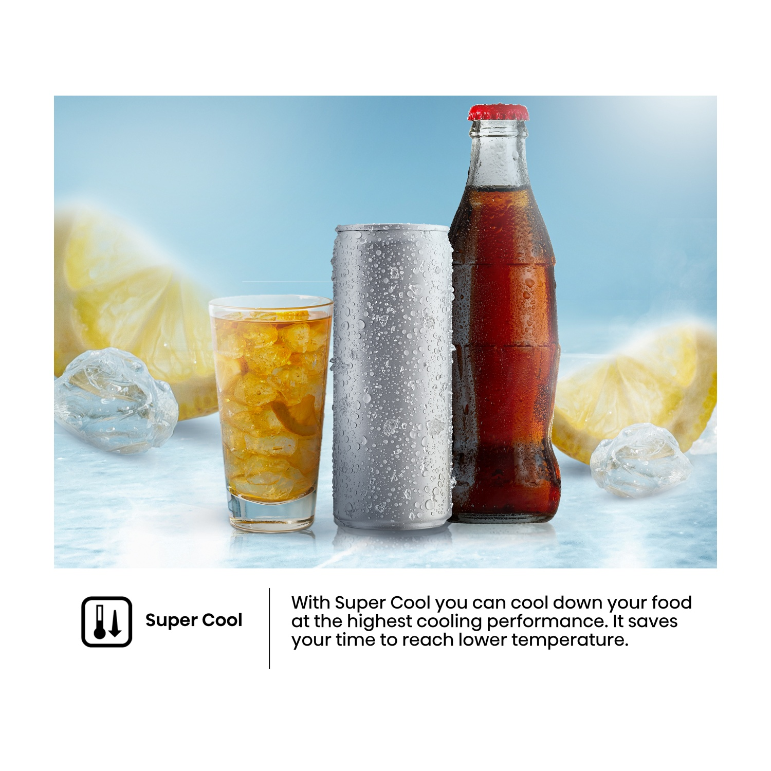 L'immagine mostra un bicchiere di tè freddo, una lattina e una bottiglia di soda con ghiaccio e fette di limone, che suggeriscono freschezza.