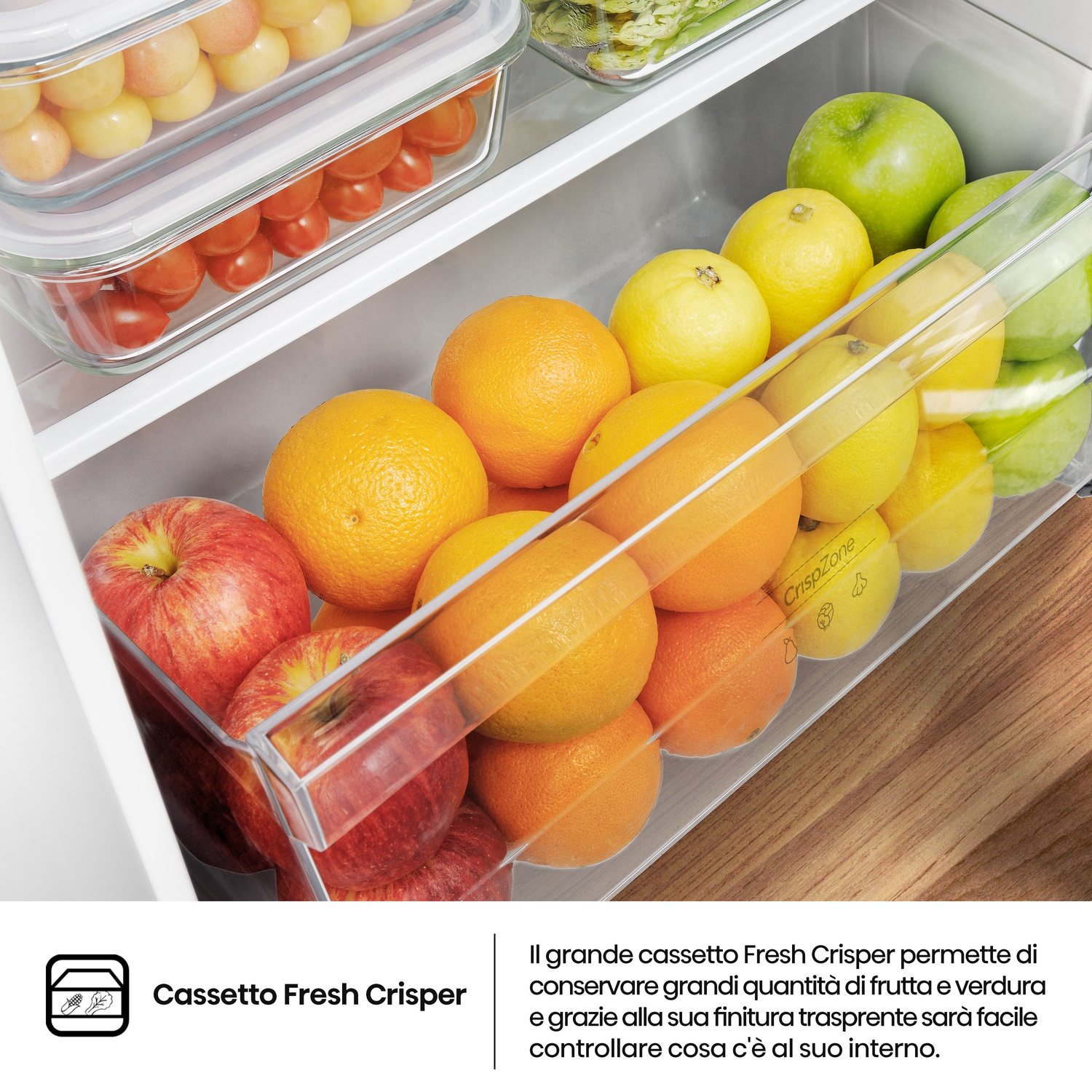 All'interno di un frigorifero ci sono mele, arance, limoni e pomodori. La frutta è conservata in contenitori trasparenti. Il frigorifero è in plastica bianca.