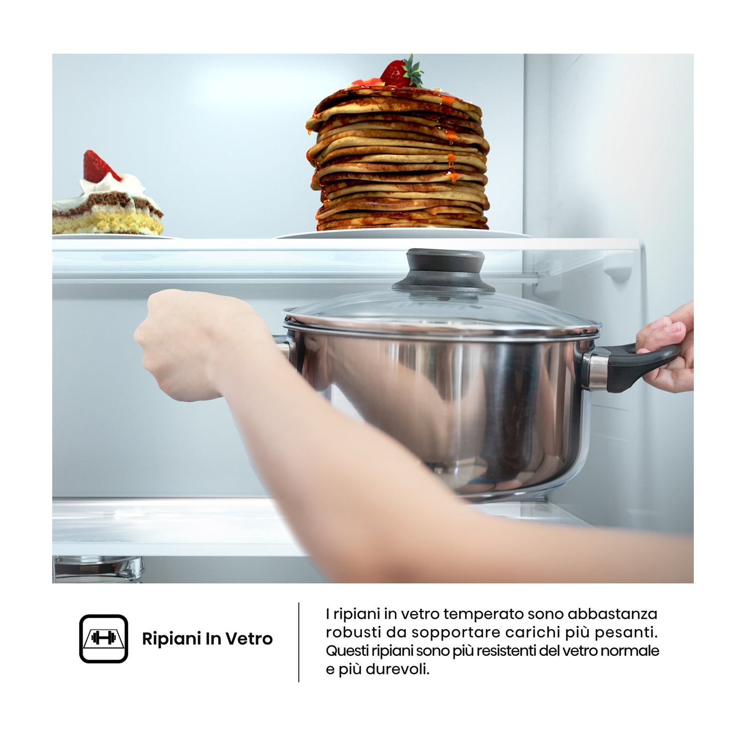 All'interno di un frigorifero, una pila di pancake con sciroppo e una torta sono su uno scaffale. Una persona tiene in mano una pentola con coperchio di vetro.