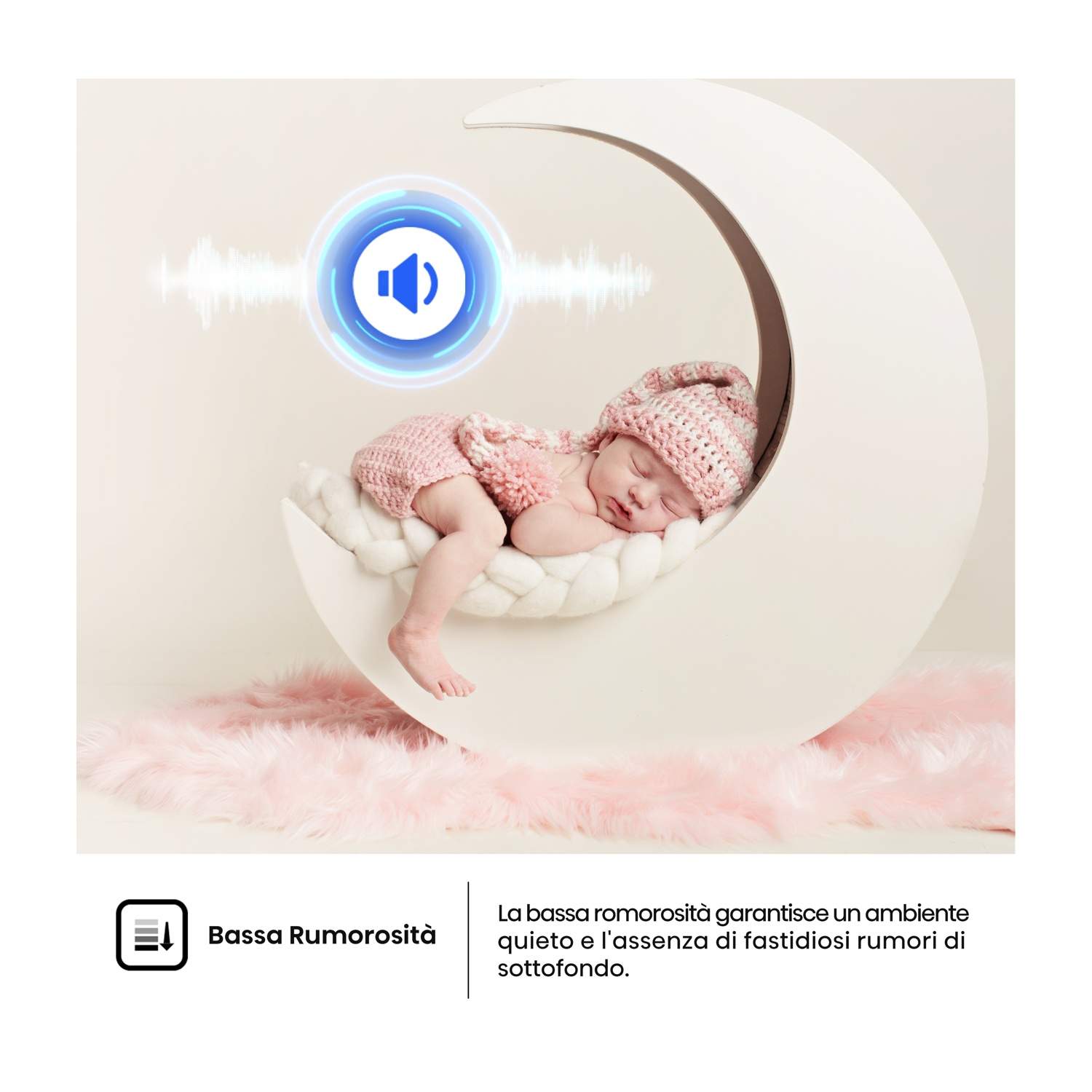 Un bambino che dorme con cappello e vestiti rosa, adagiato su una nuvola dentro una luna crescente. Sotto, un tappeto rosa.