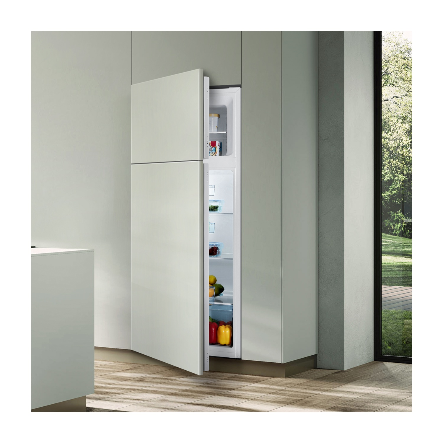 Frigorifero aperto in una cucina moderna. All'interno, si vedono frutta e verdura. La porta è socchiusa.