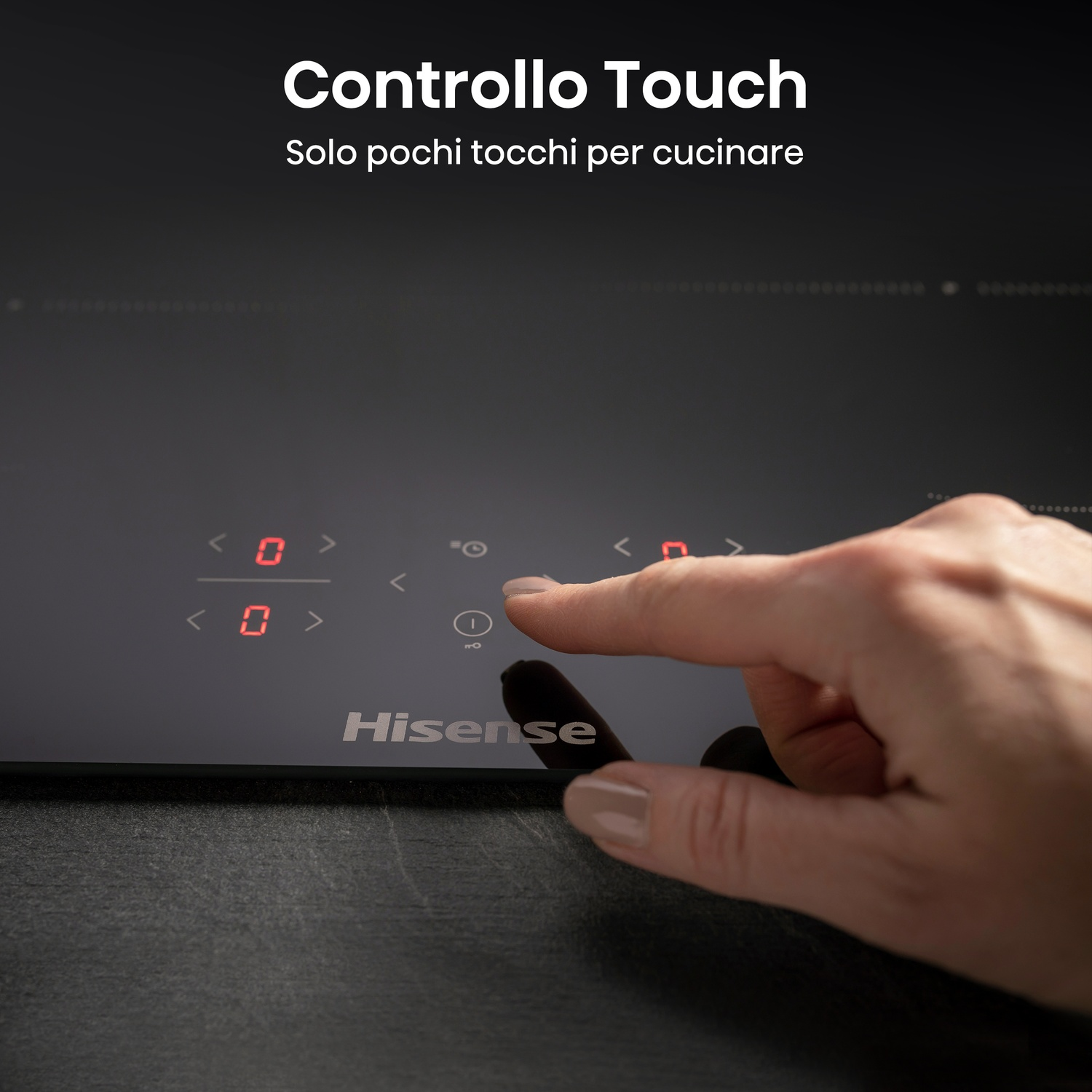 Una mano tocca un piano cottura nero con display digitali rossi. Il marchio 'Hisense' è visibile. Il testo dice 'Controllo Touch'.