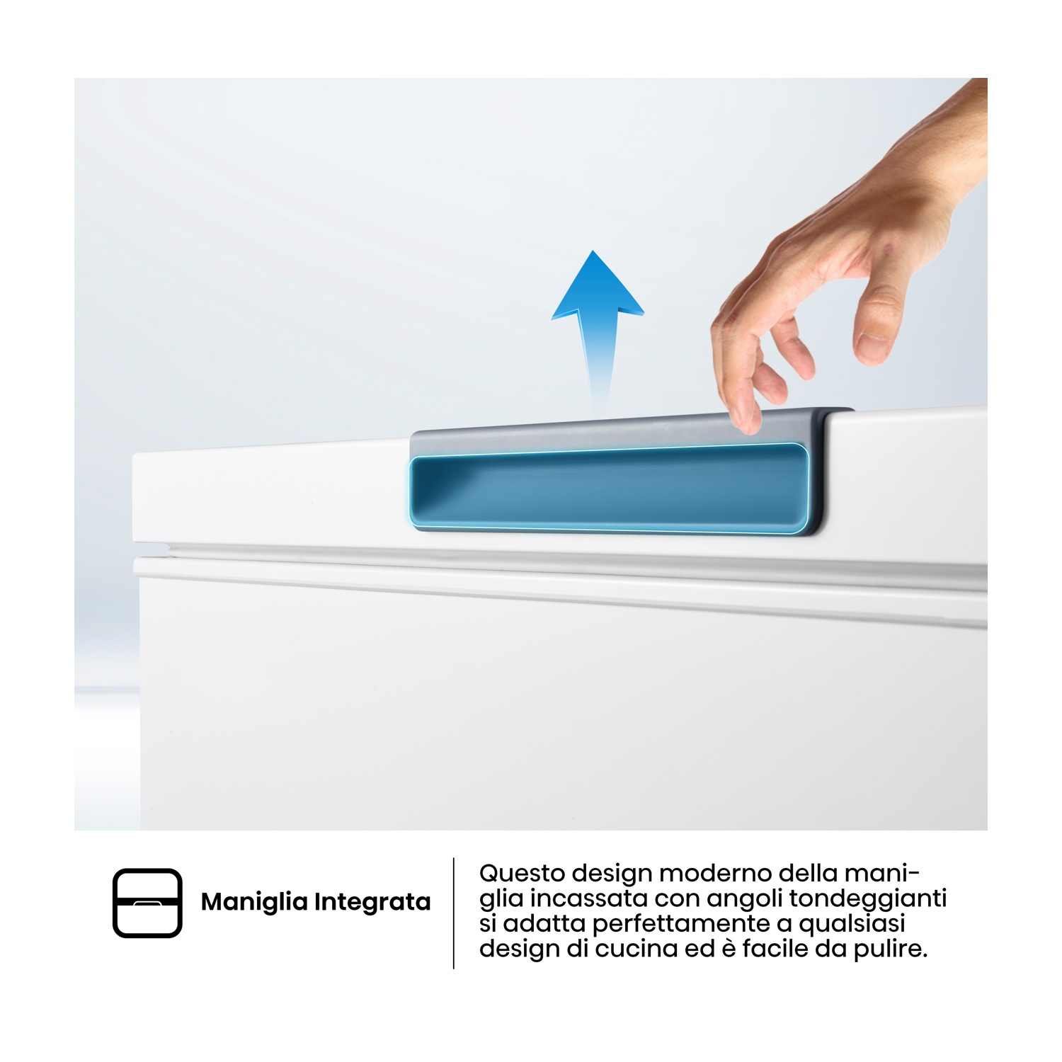 Mano che raggiunge una maniglia a incasso. Freccia blu che punta verso l'alto. Mobile bianco con maniglia integrata e testo.