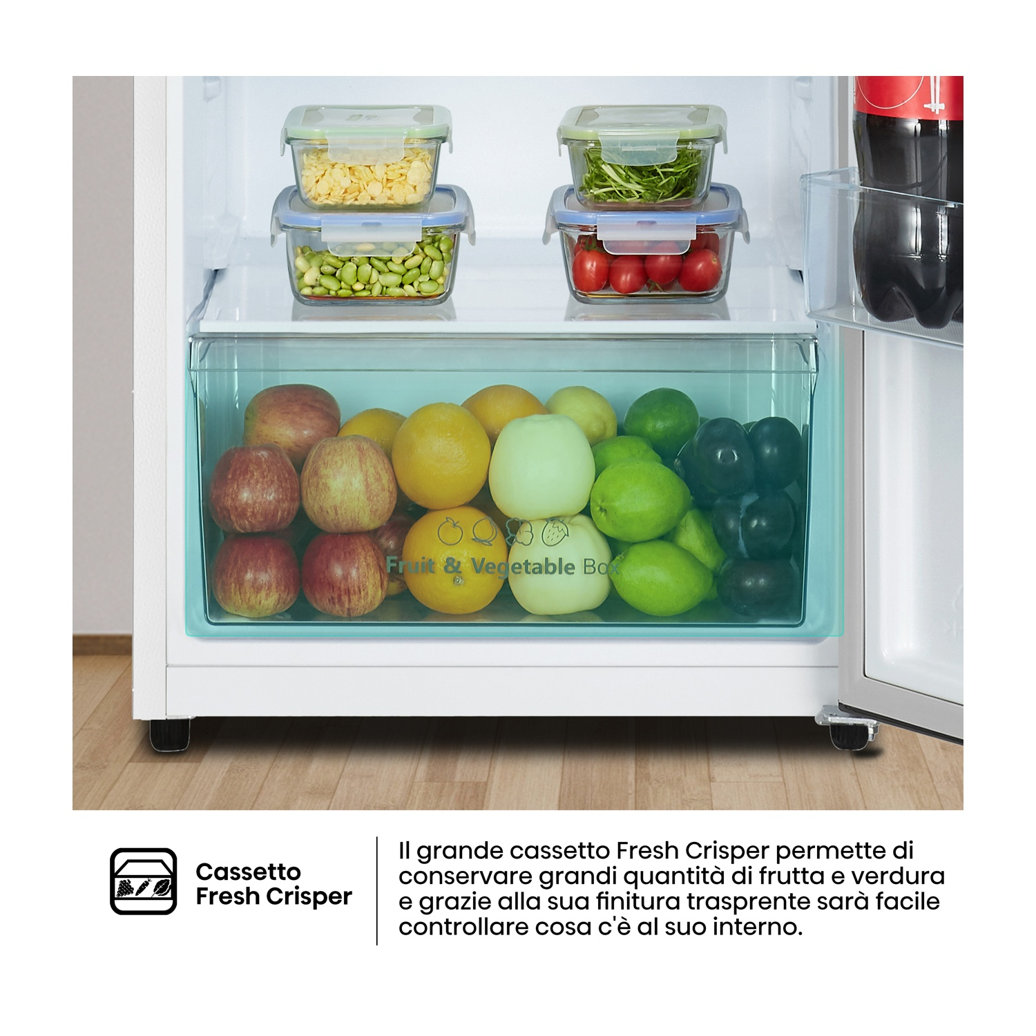 Interno del frigorifero pieno di frutta, verdura e contenitori di cibo. Il cassetto delle verdure è pieno.