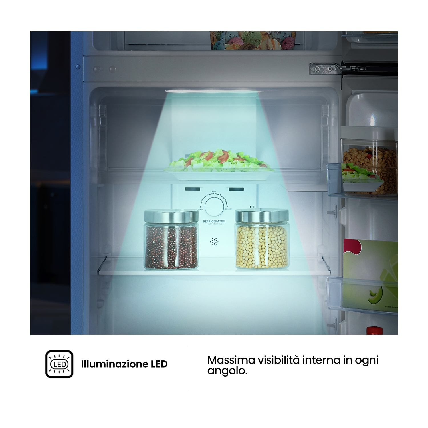 All'interno di un frigorifero, illuminato da luce LED. Barattoli di fagioli e cereali sullo scaffale. Insalata visibile nella parte superiore.
