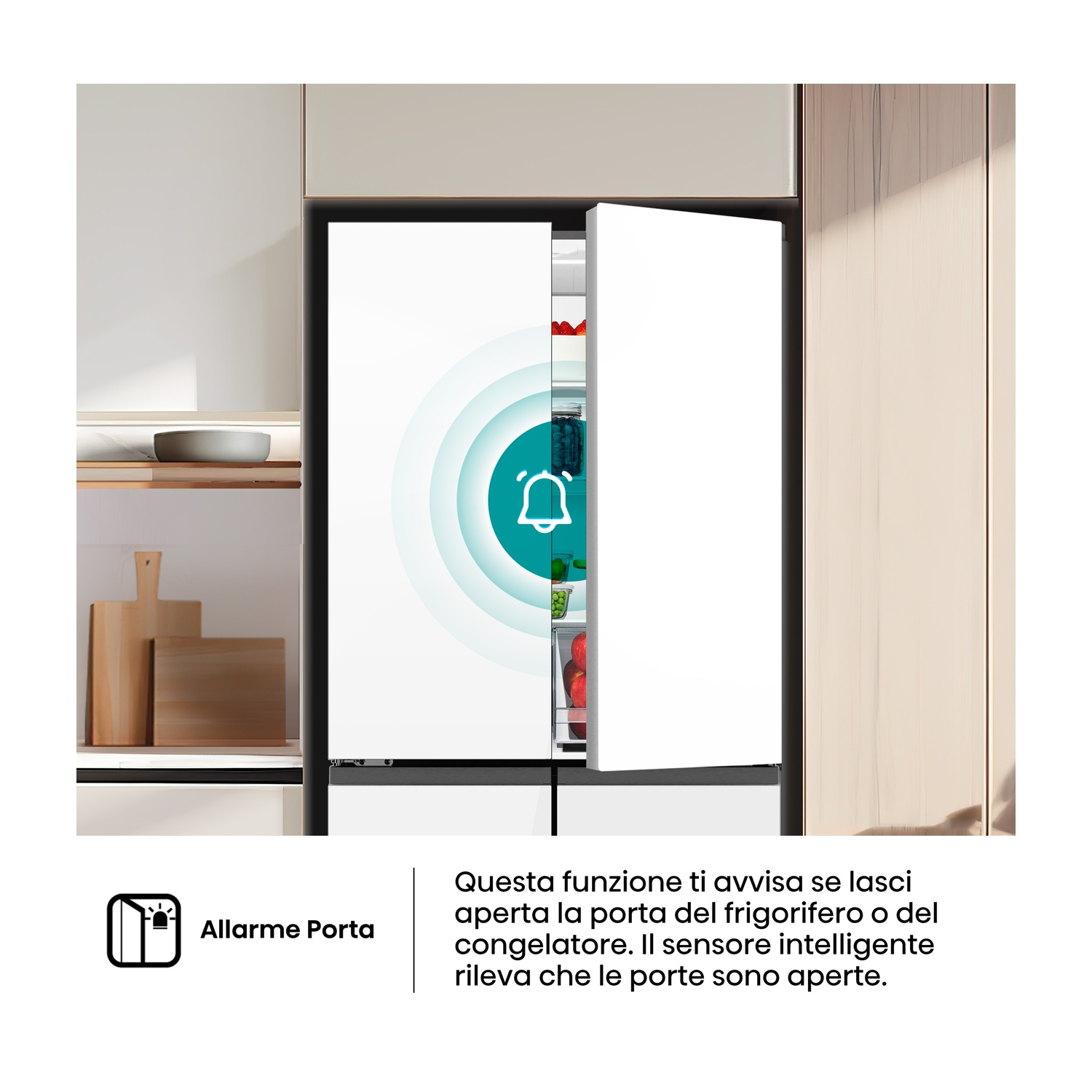 Un frigorifero bianco con ante aperte, che mostra l'interno. Un'icona a campana indica la funzione di allarme porta aperta.