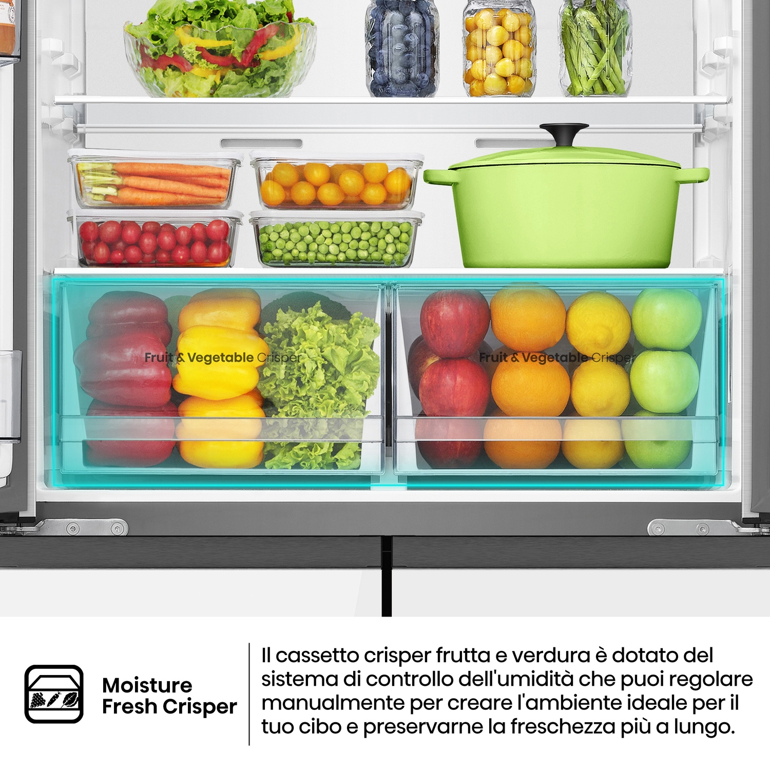 All'interno di un frigorifero, frutta e verdura sono conservate nei cassetti. Altri ripiani contengono barattoli e una pentola verde.
