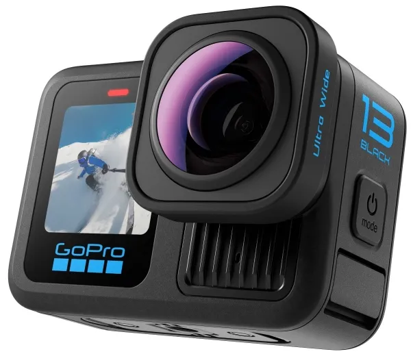 Una cámara GoPro 13 negra muestra a un esquiador en la pantalla. La lente es prominente, etiquetada como 'Ultra Wide'. '13 Black' es visible.