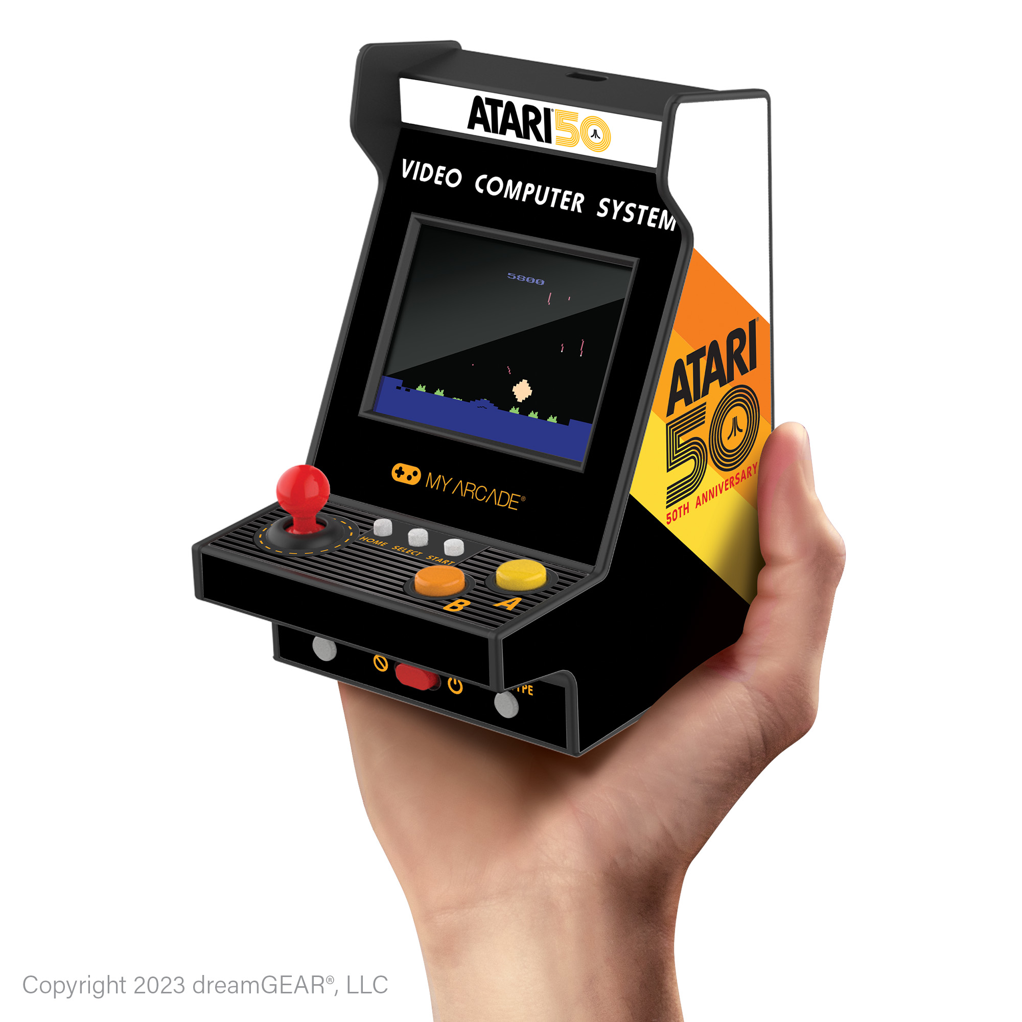 Un jeu d'arcade Atari portable est tenu dans une main. Le jeu affiche un écran de jeu. Atari 50th Anniversary est écrit sur le côté.