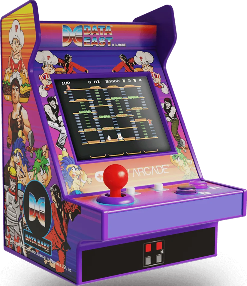 Mini-borne d'arcade avec un jeu Data East. Cabinet violet et noir, joystick rouge et graphismes de jeu colorés. Personnages et titre du jeu affichés.
