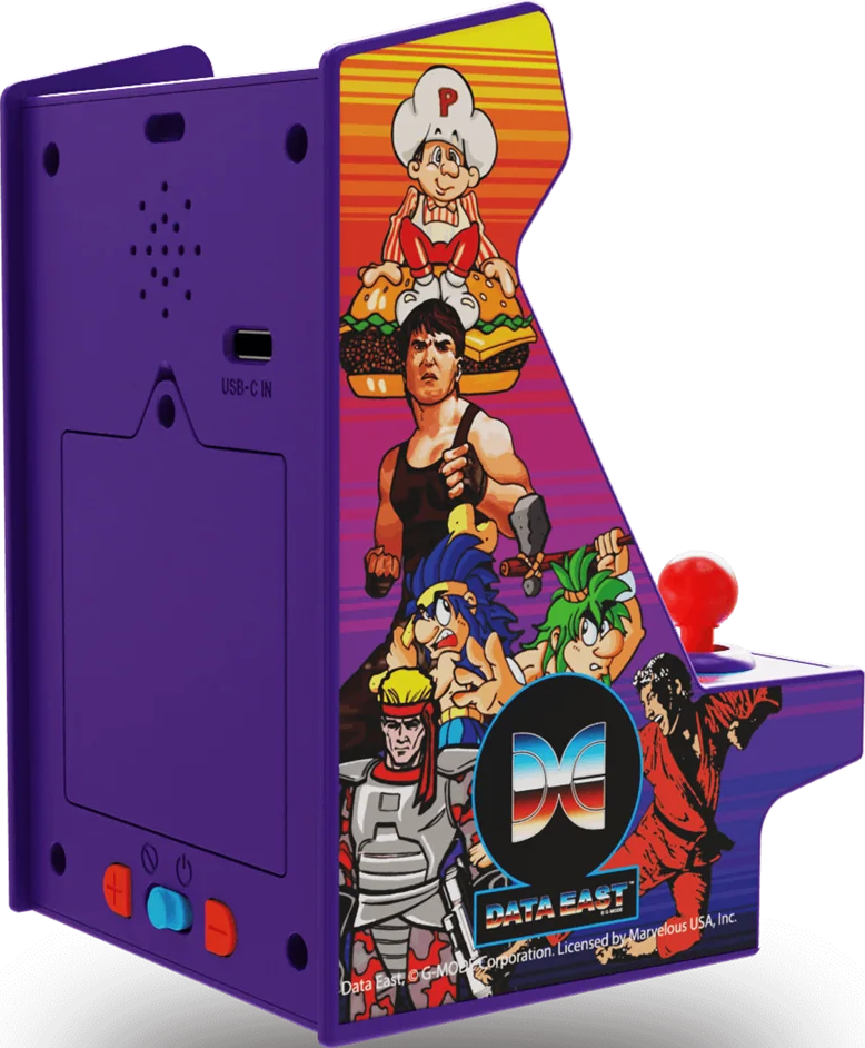 Une mini borne d'arcade violette avec un joystick et des graphismes de jeu. Personnages et logo Data East visibles.