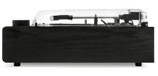 Czarny, drewniany gramofon z przezroczystą plastikową pokrywą. Widoczne jest ramię gramofonu, czarne pokrętło i nóżki.