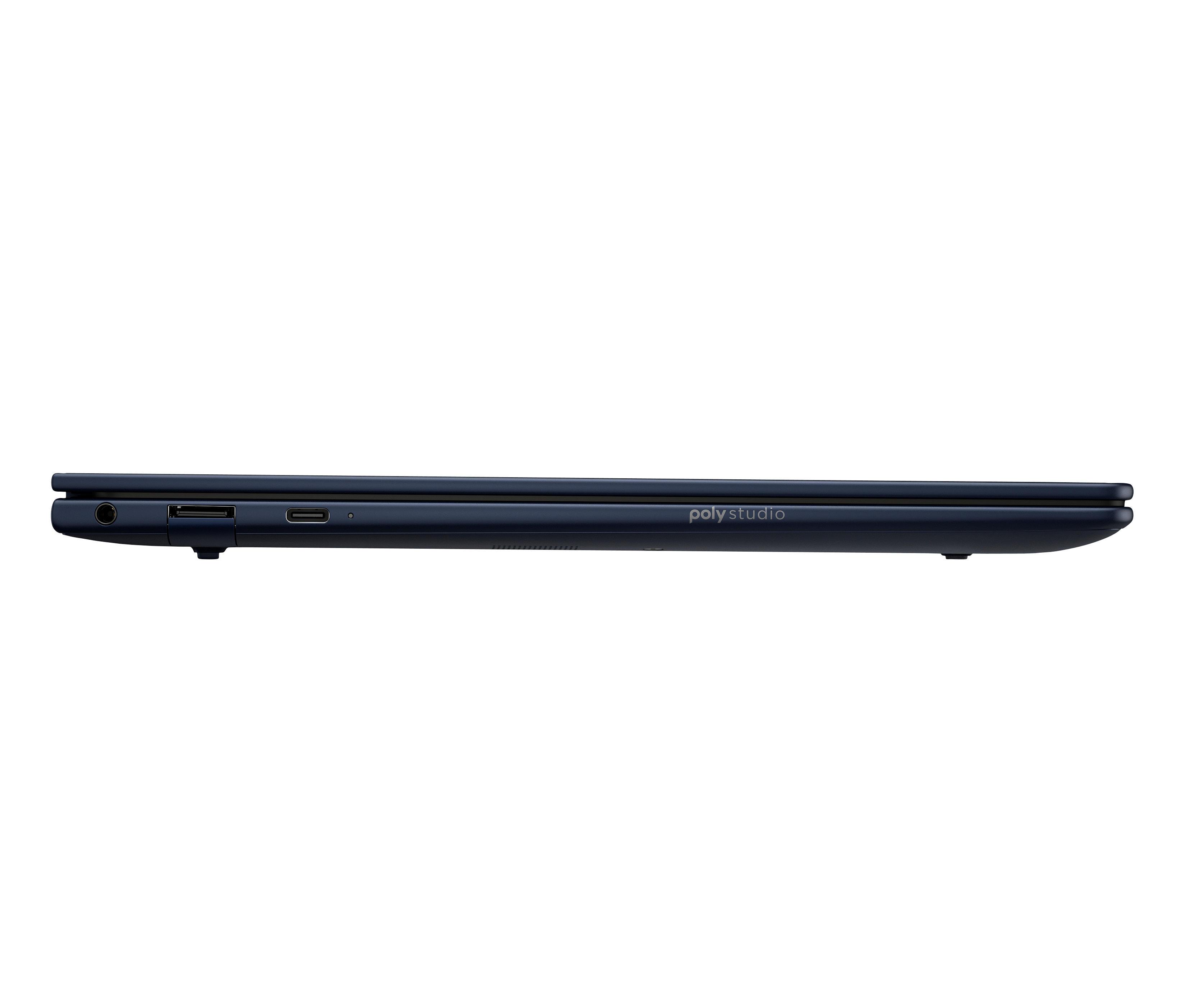 Seitenansicht eines marineblauen Laptops vor schwarzem Hintergrund. Der Laptop hat Anschlüsse und das Logo 'poly studio'.