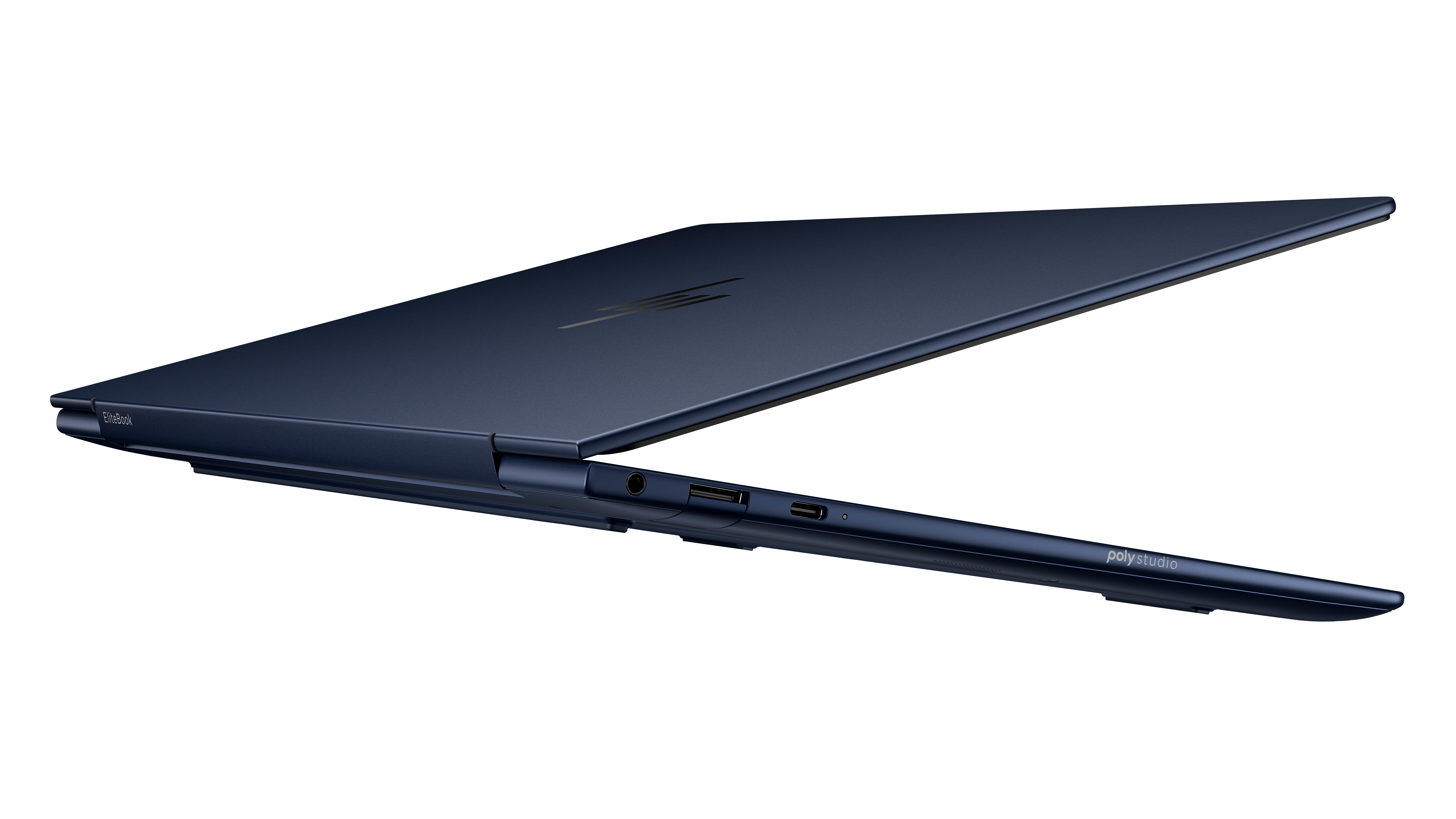Ein teilweise geöffneter blauer Laptop auf schwarzem Hintergrund. Zeigt Anschlüsse und die Marke 'poly studio'.