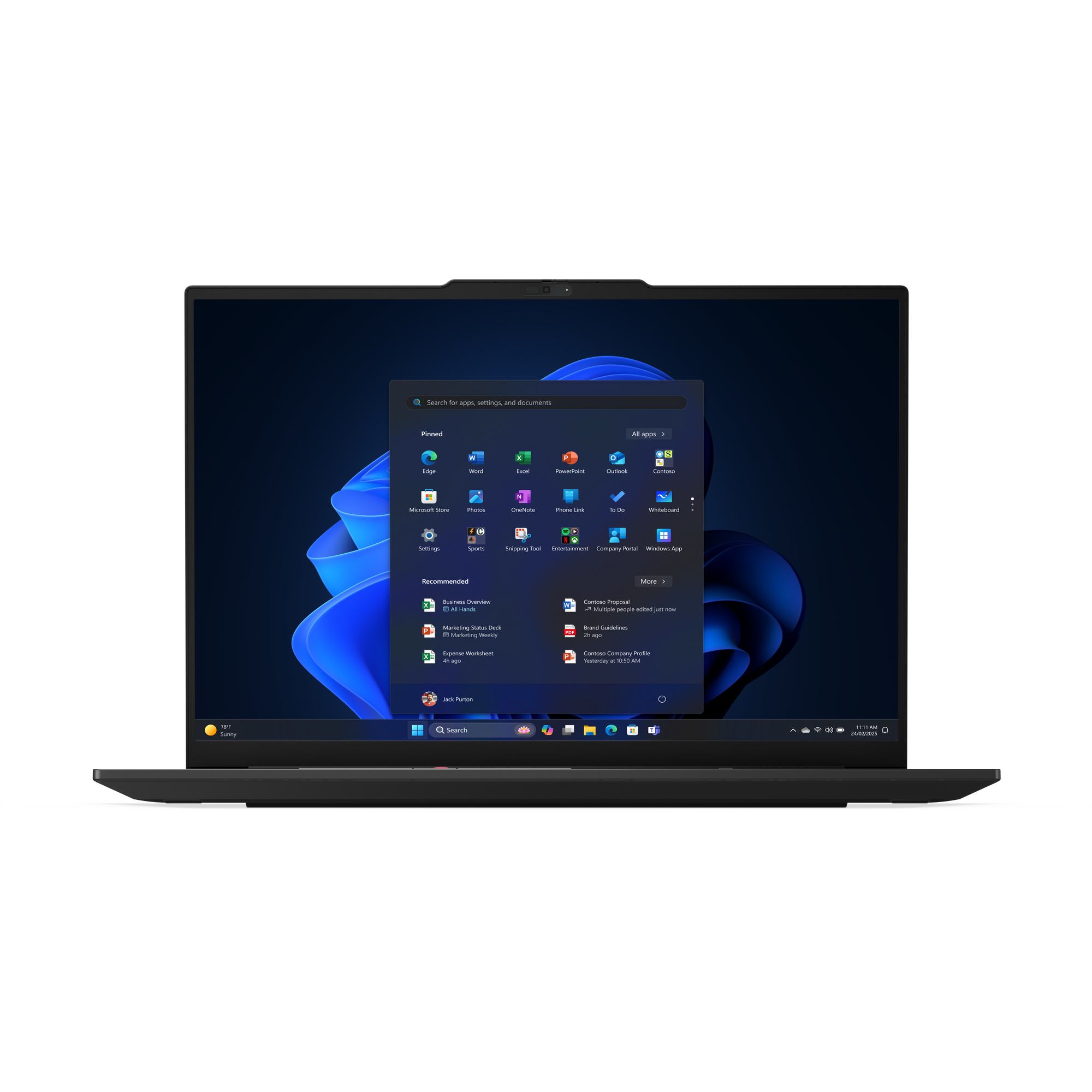 Ein Laptop zeigt das Windows 11 Startmenü mit App-Symbolen und einer Suchleiste. Der Bildschirm zeigt einen dunkelblauen Hintergrund.