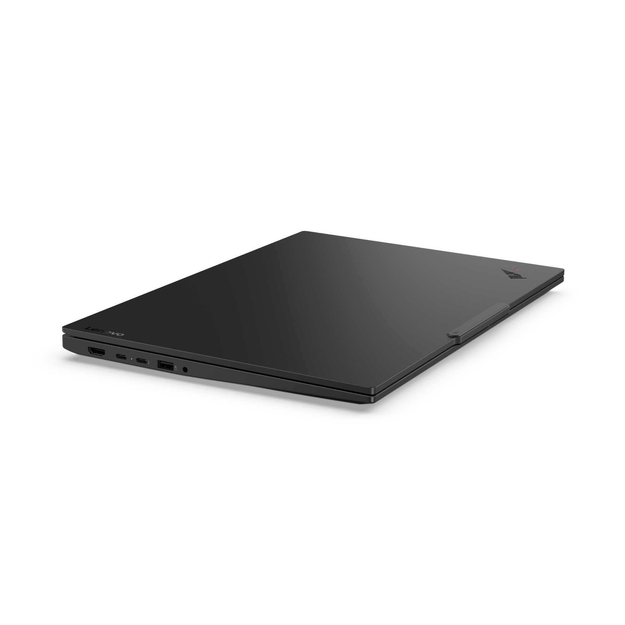 Ein geschlossener schwarzer Laptop auf schwarzem Hintergrund. Das Lenovo-Logo ist sichtbar. Auch das Thinkpad-Logo ist sichtbar.