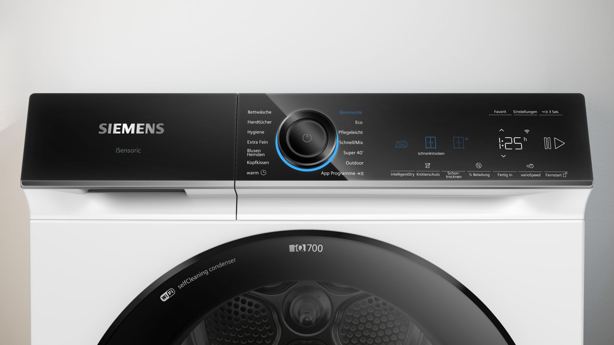Ein weißer und schwarzer Siemens Trockner mit Digitalanzeige und rundem Drehknopf. Das Modell ist iQ700.